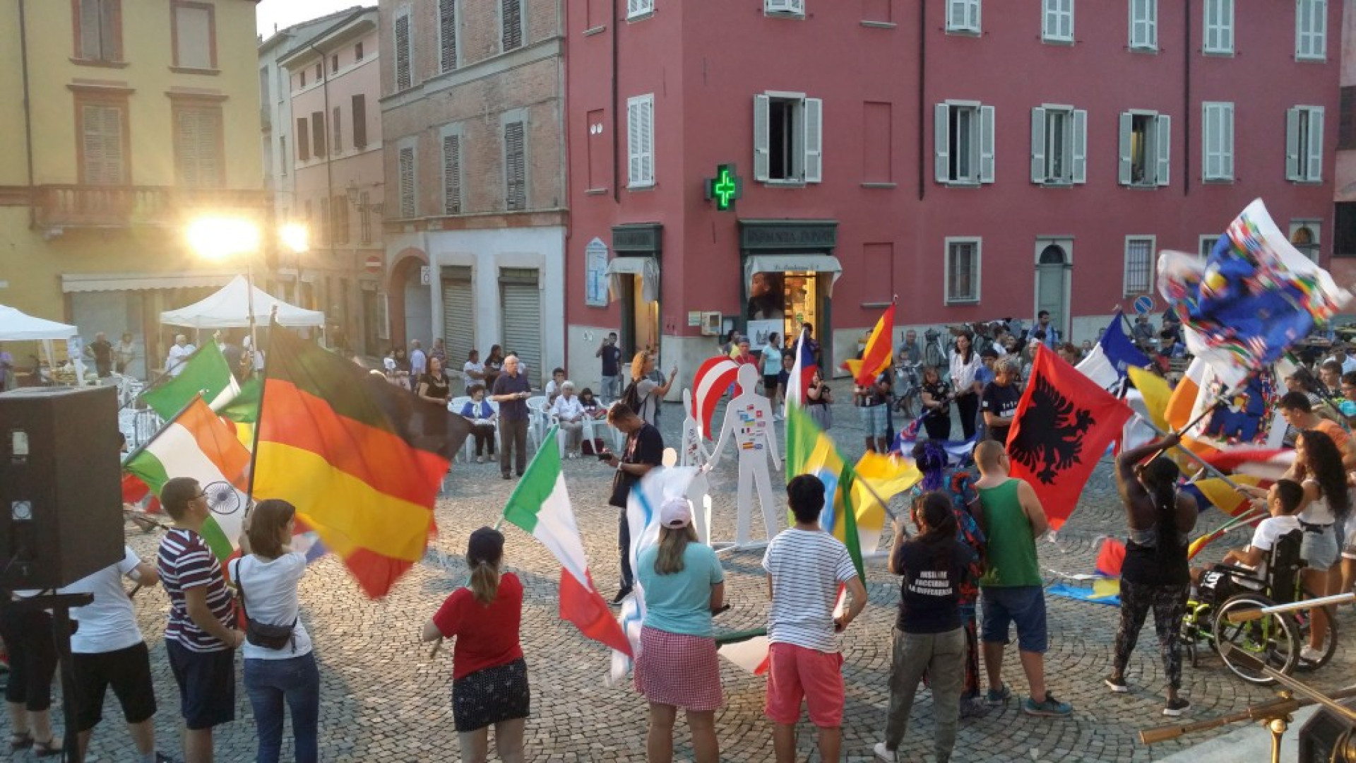 Fiorenzuola, piazza invasa da cibo e bandiere: è la festa multietnica