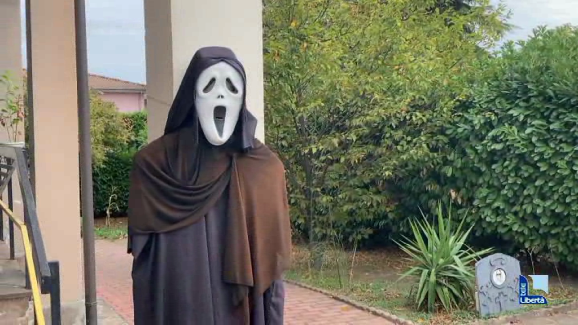 Si avvicina Halloween, c'è chi addobba il giardino in grande stile: "Fai da te e creatività"