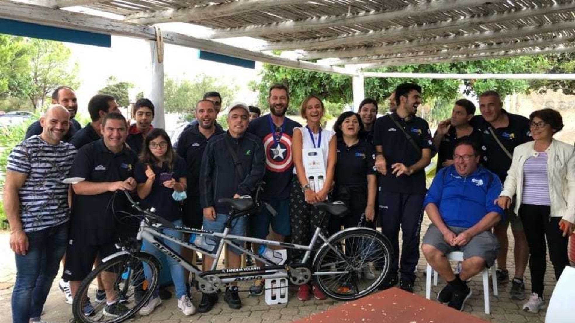 La solidarietà del "Tandem volante" arriva in Sardegna: una consegna a Orosei
