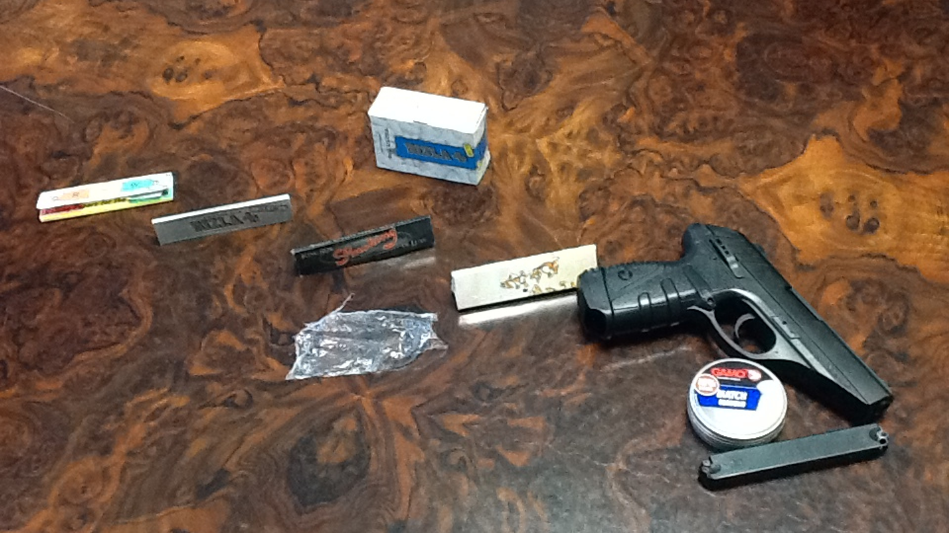 Pistola ad aria compressa fuori da scuola, fermato e multato