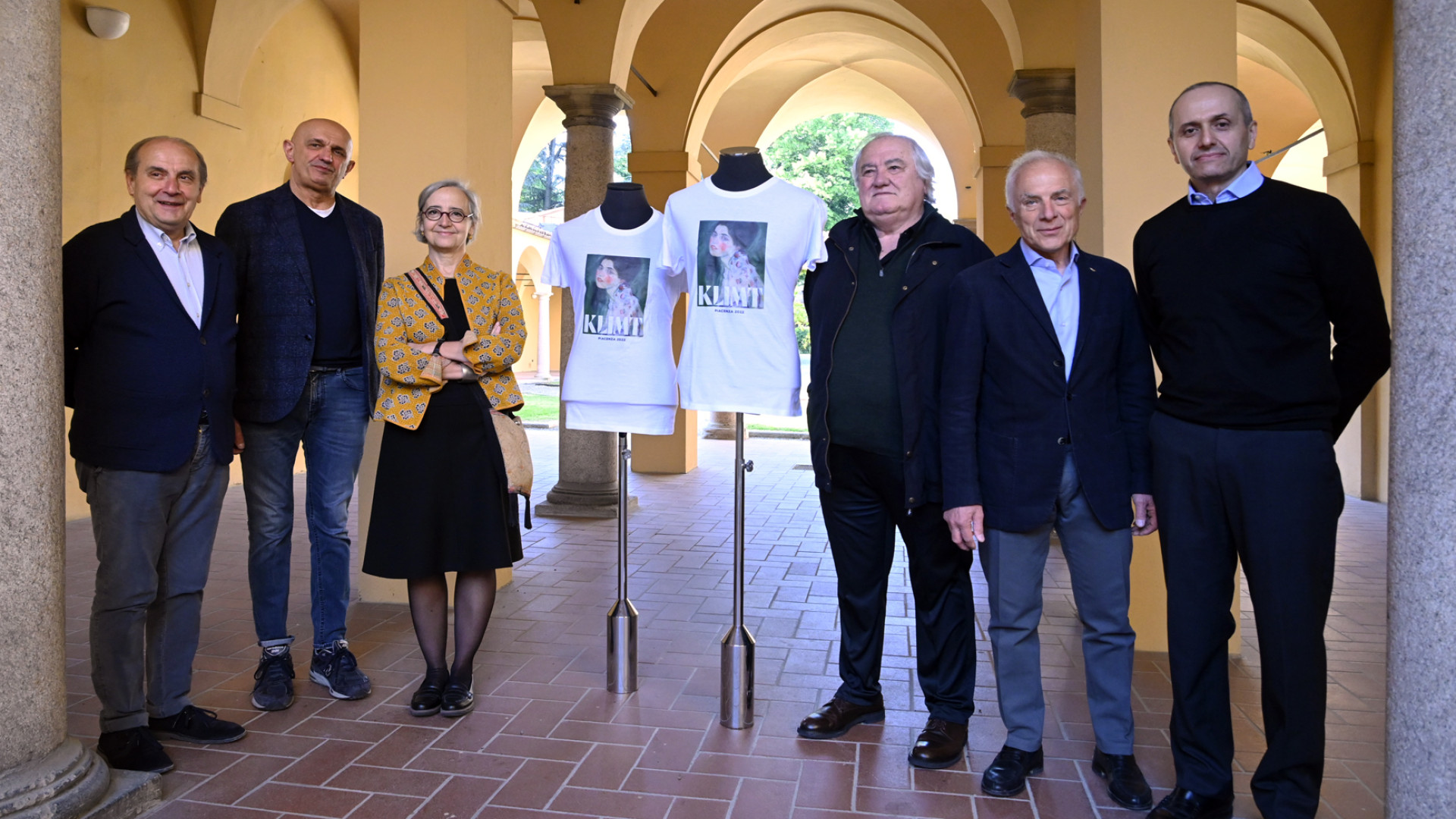 "Ritratto di Signora" diventa una maglietta: il ricavato a sostegno degli Hospice