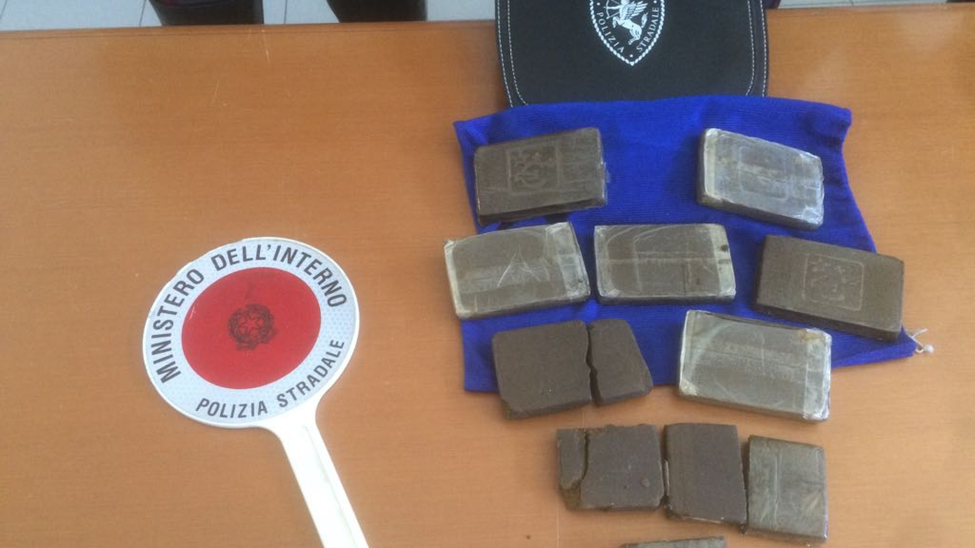 Fermo in autostrada all'altezza di Cadeo con 7 chili di droga: arrestato