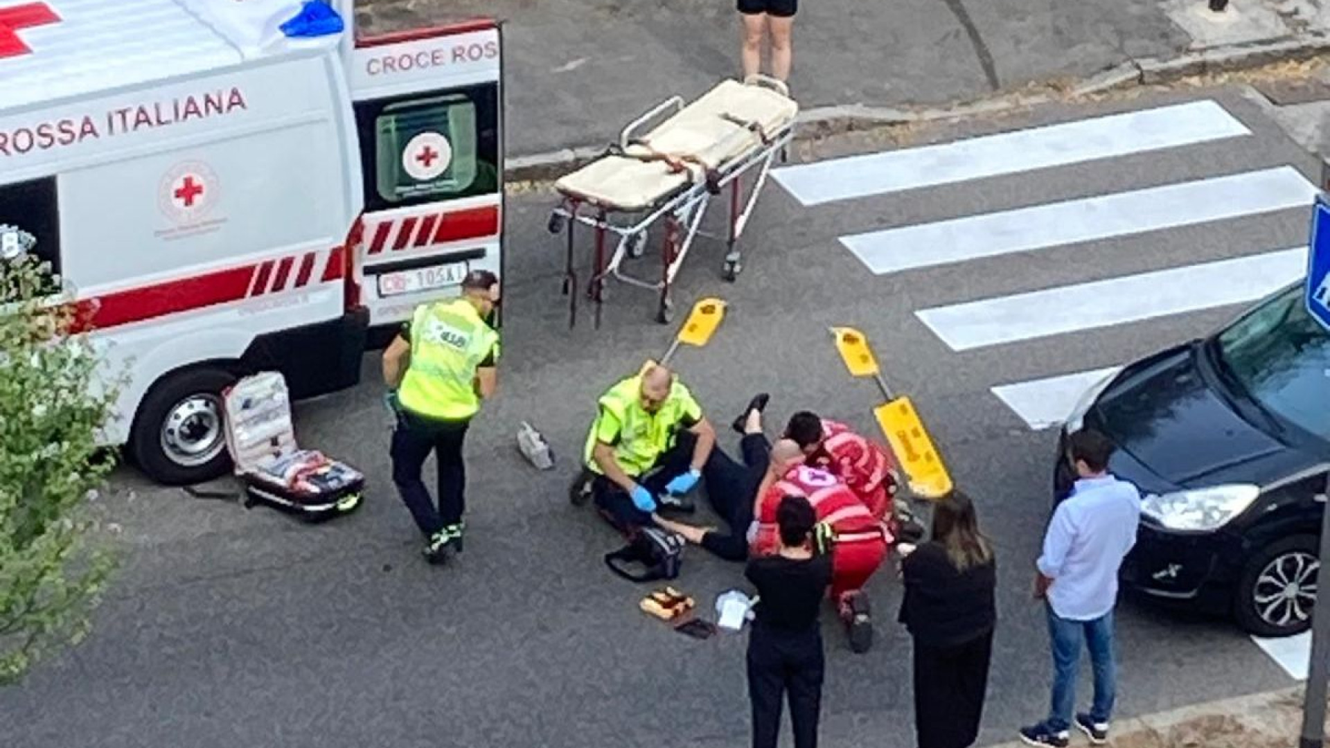 Donna investita da un'auto sulle strisce pedonali in via Manfredi: 48enne in ospedale