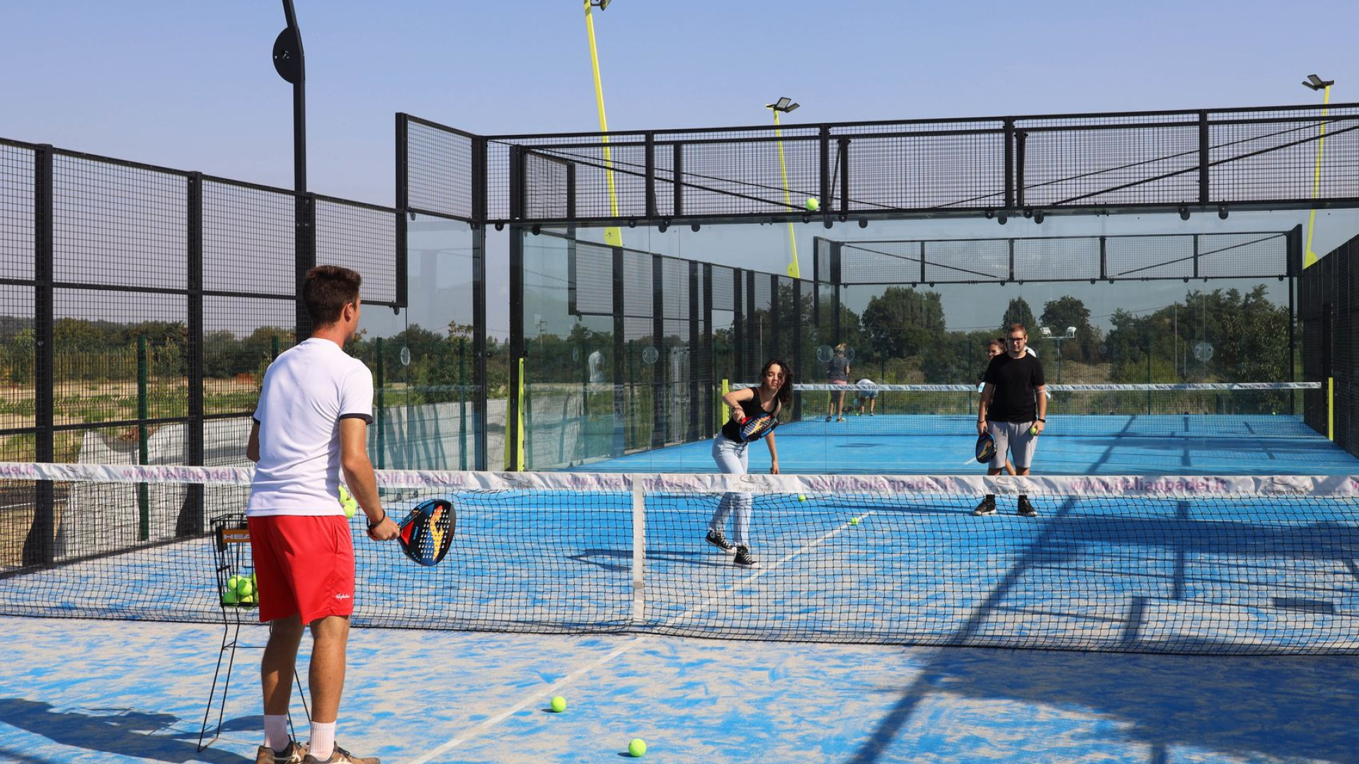 A lezione di padel per vivere un'occasione di socialità: a Rivergaro i giovani di Eureka