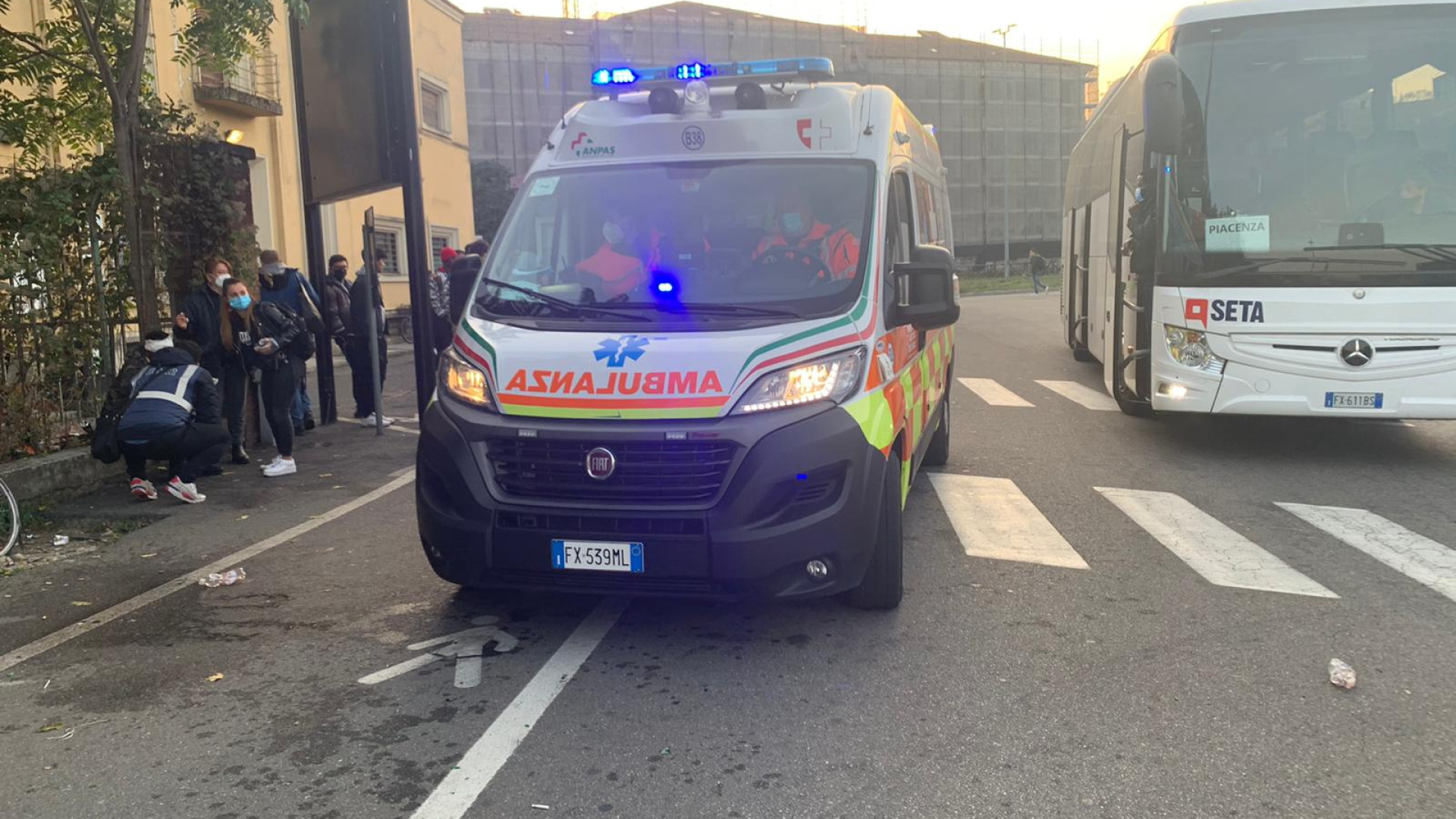 Giovane pestato a sangue con bastonate e bottigliate da quattro rivali in via Colombo