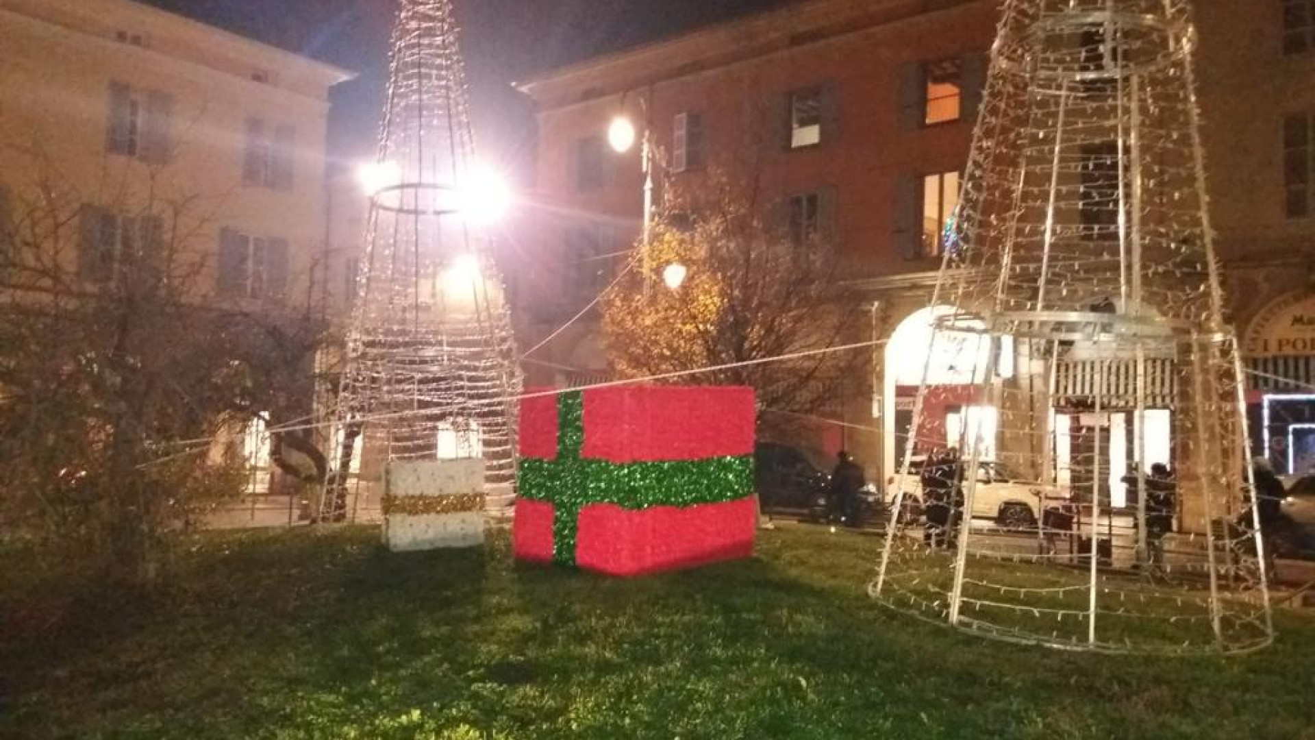 Tolta la renna, in piazza Duomo arrivano l'albero e il pianoforte