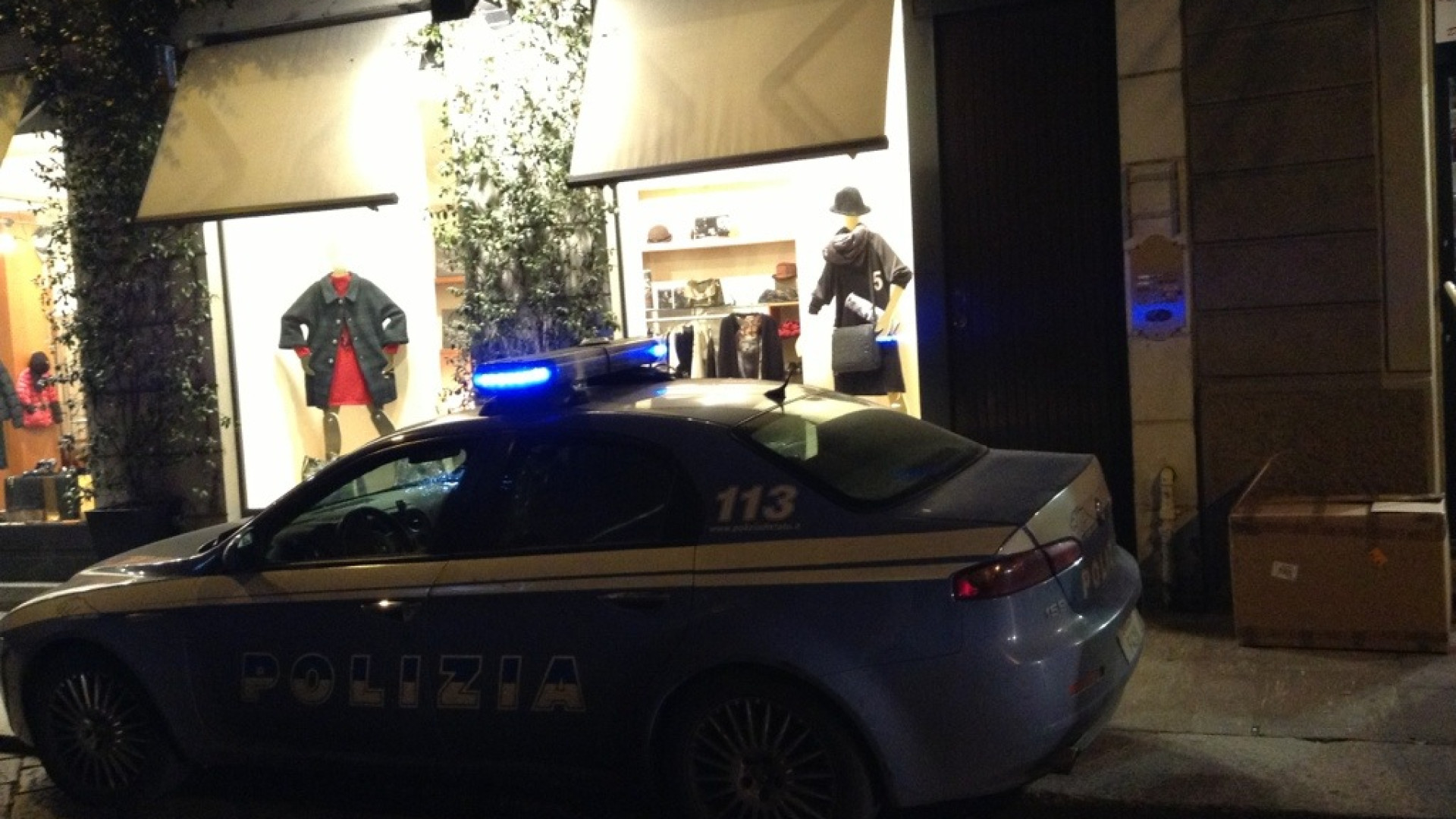 Via Legnano, rapina a mano armata in gioielleria