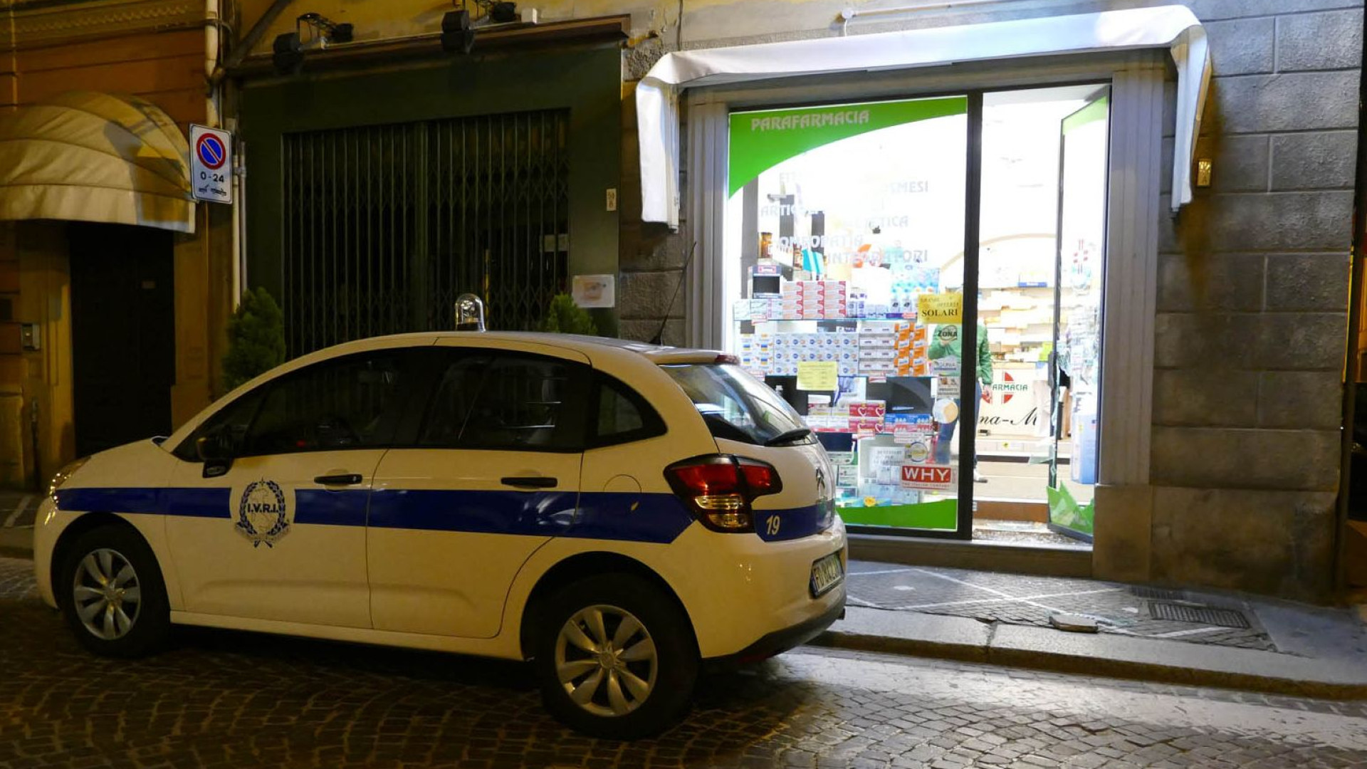 Spaccata in negozio a Castel San Giovanni, ladro ferito sui vetri