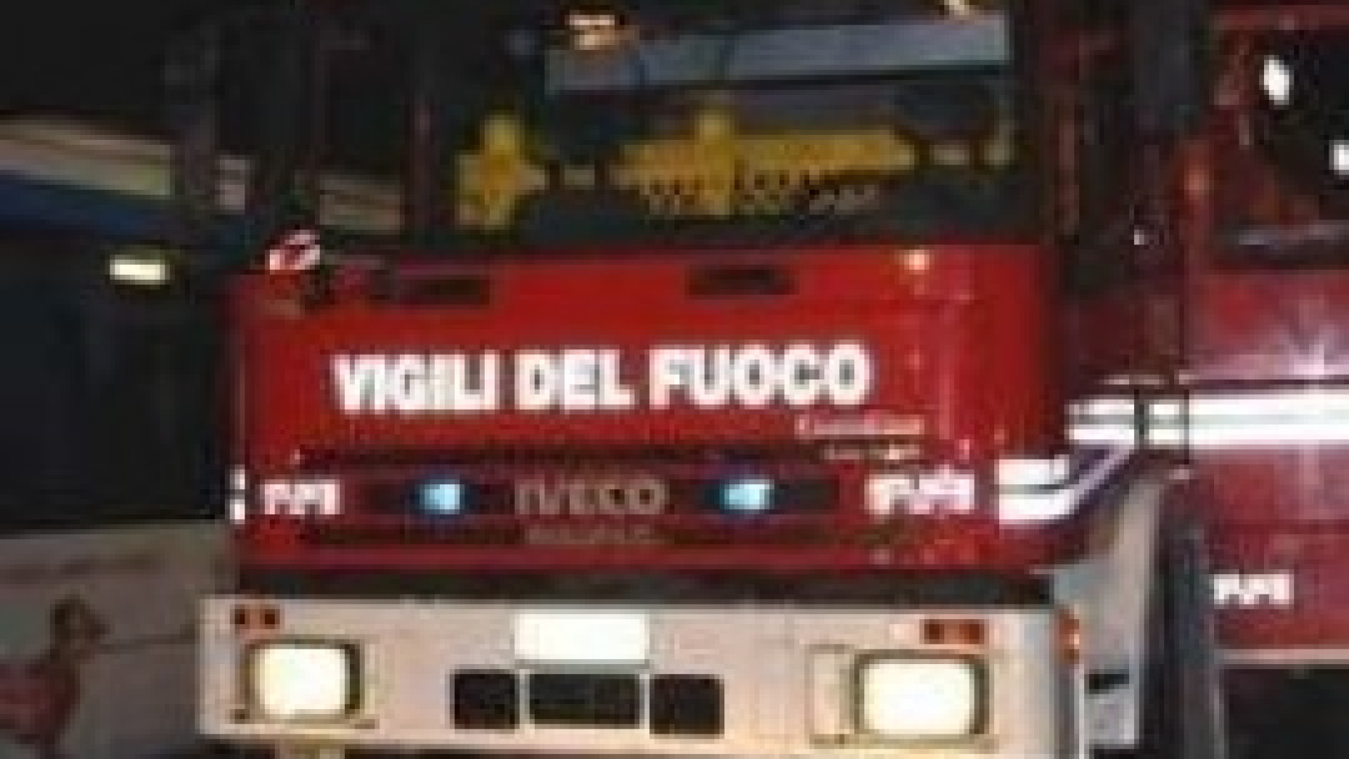 Gli rubano l'auto mentre è a cena e la incendiano. Indagano i carabinieri