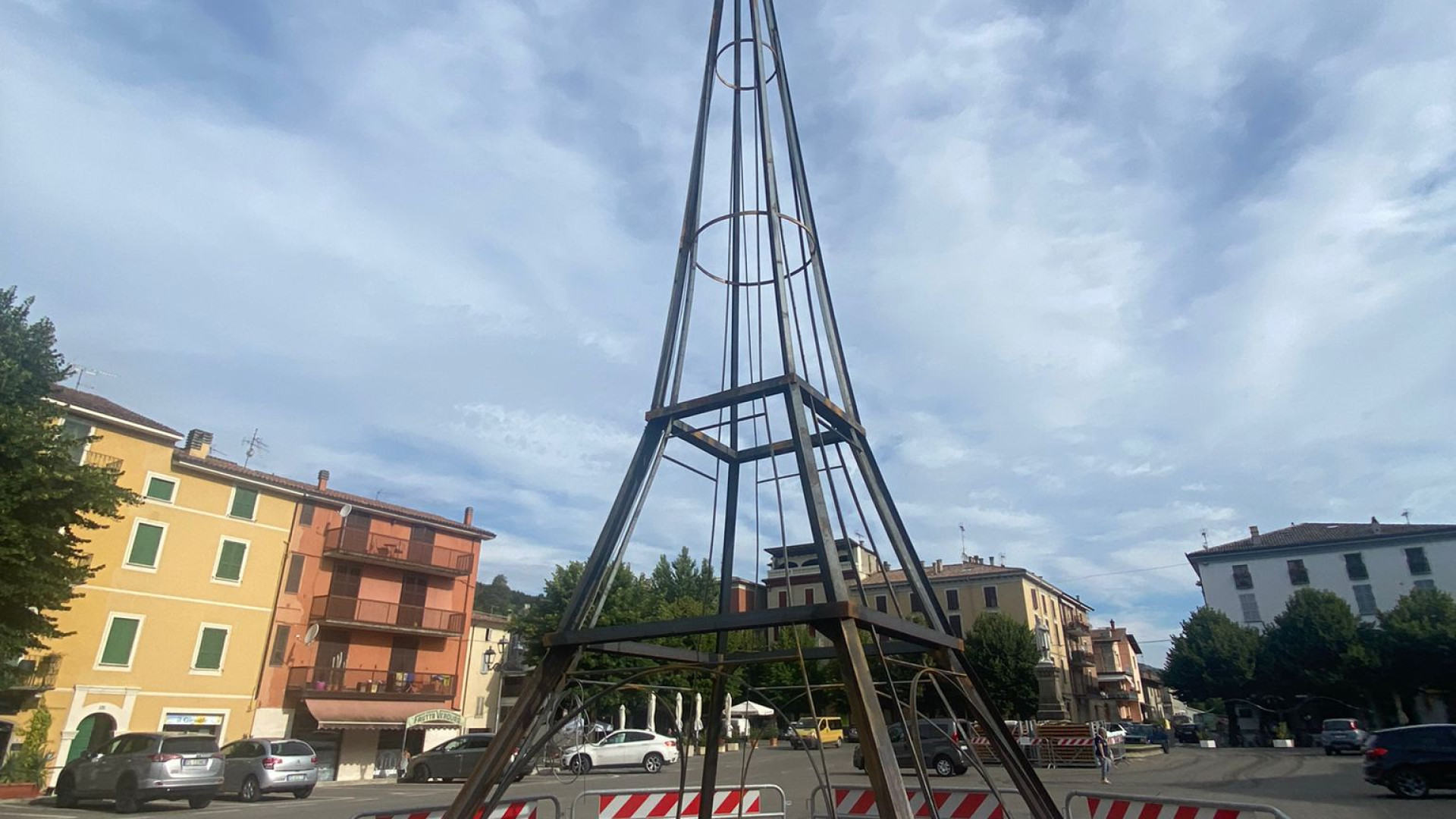 Tutto pronto per la notte bianca di Bettola, in piazza Colombo anche la Tour Eiffel