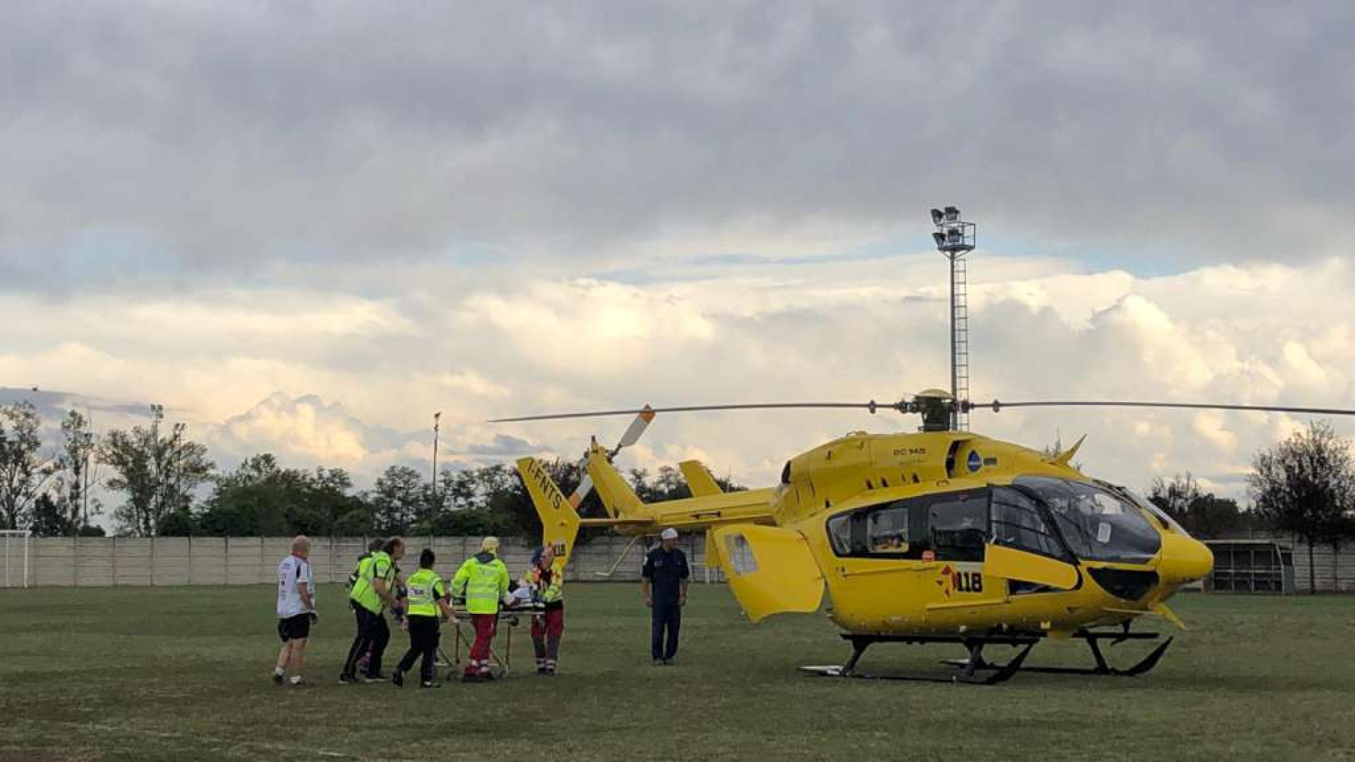 Rovinosa caduta per un ciclista in località Moretta: gravissimo. Interviene l'eliambulanza