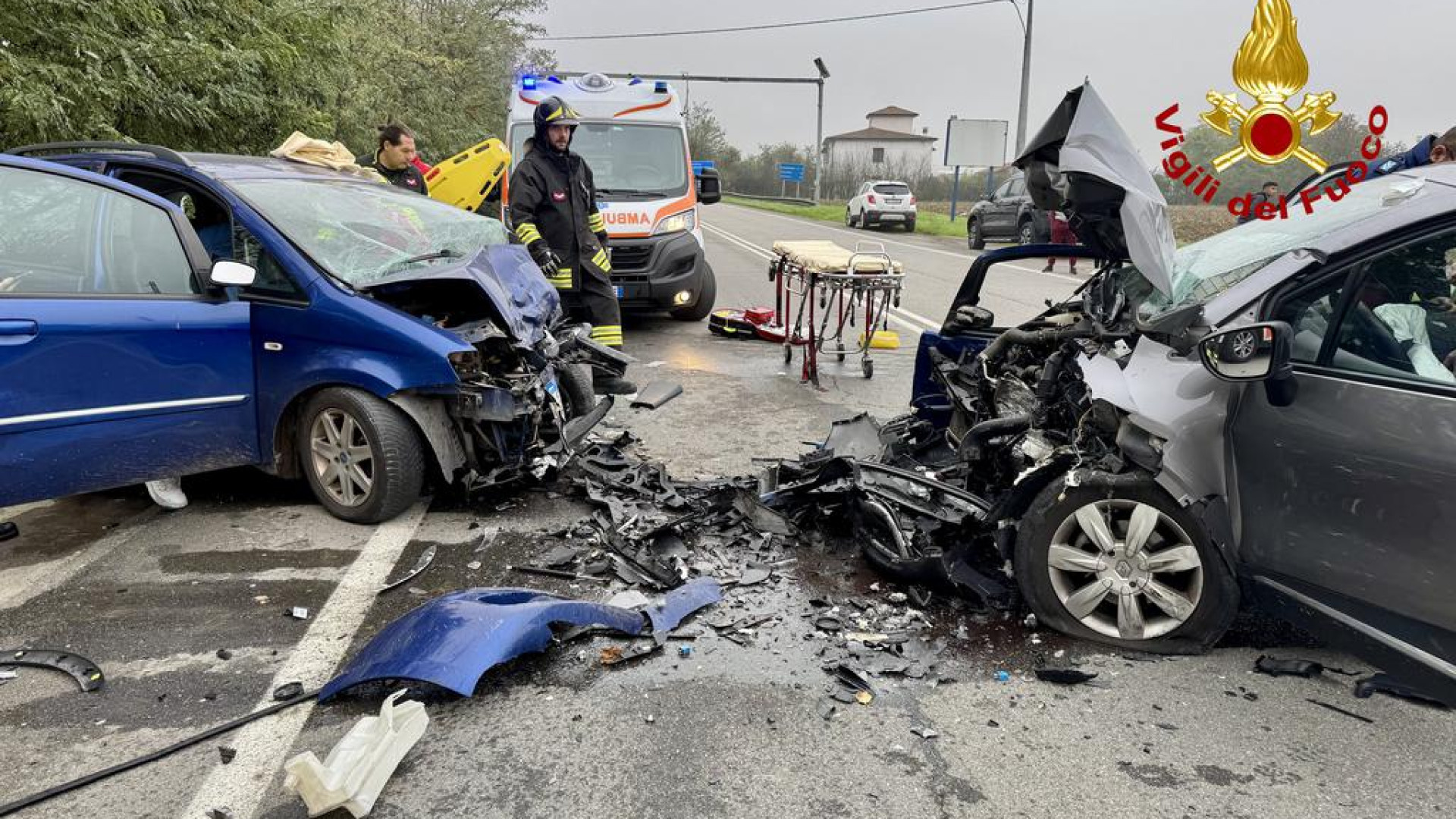 Violento frontale sulla Caorsana: due feriti di cui uno incastrato e grave