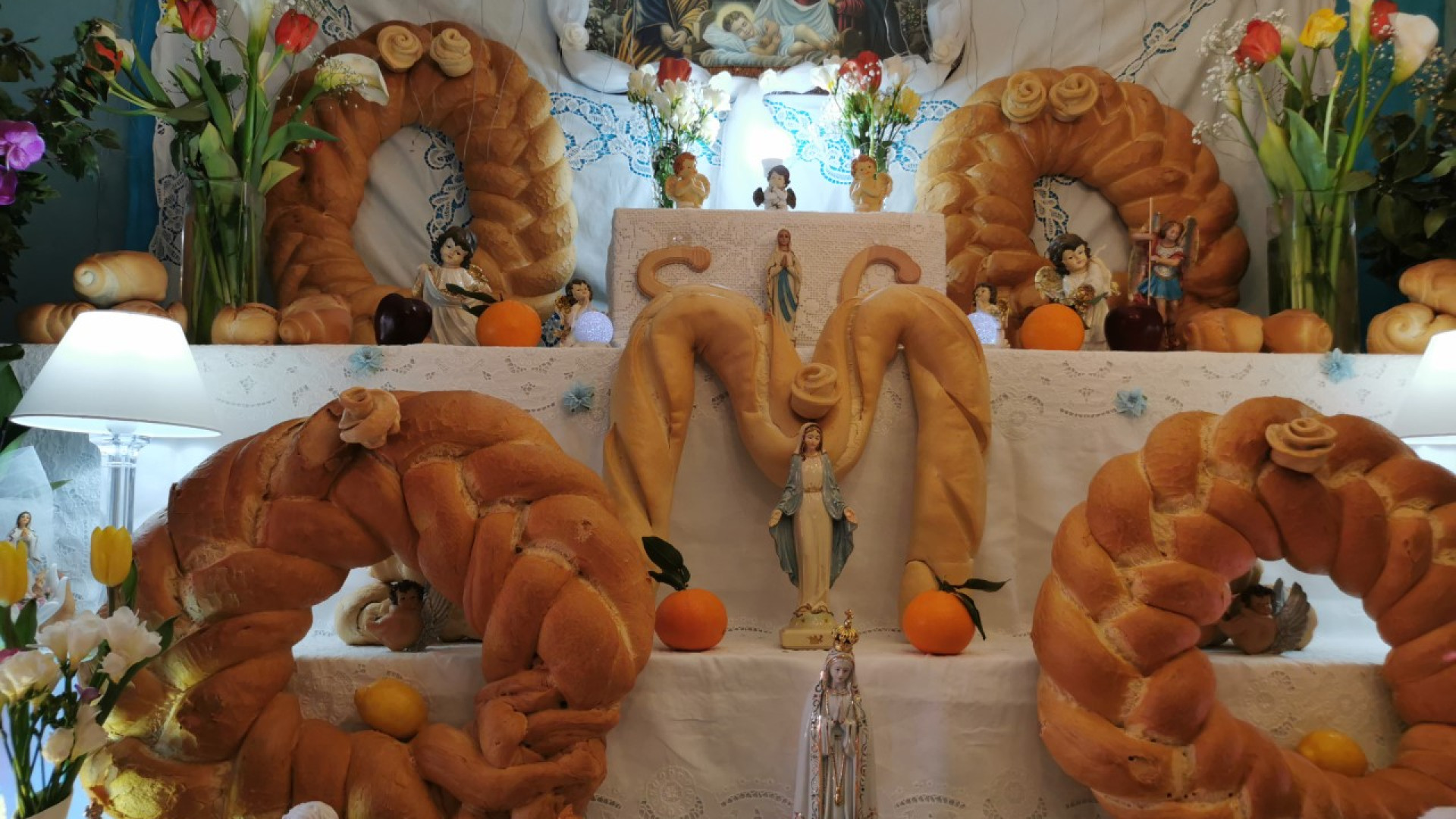 A casa di Pasqualina l'altare di San Giuseppe: "A chi viene doniamo il pane benedetto"