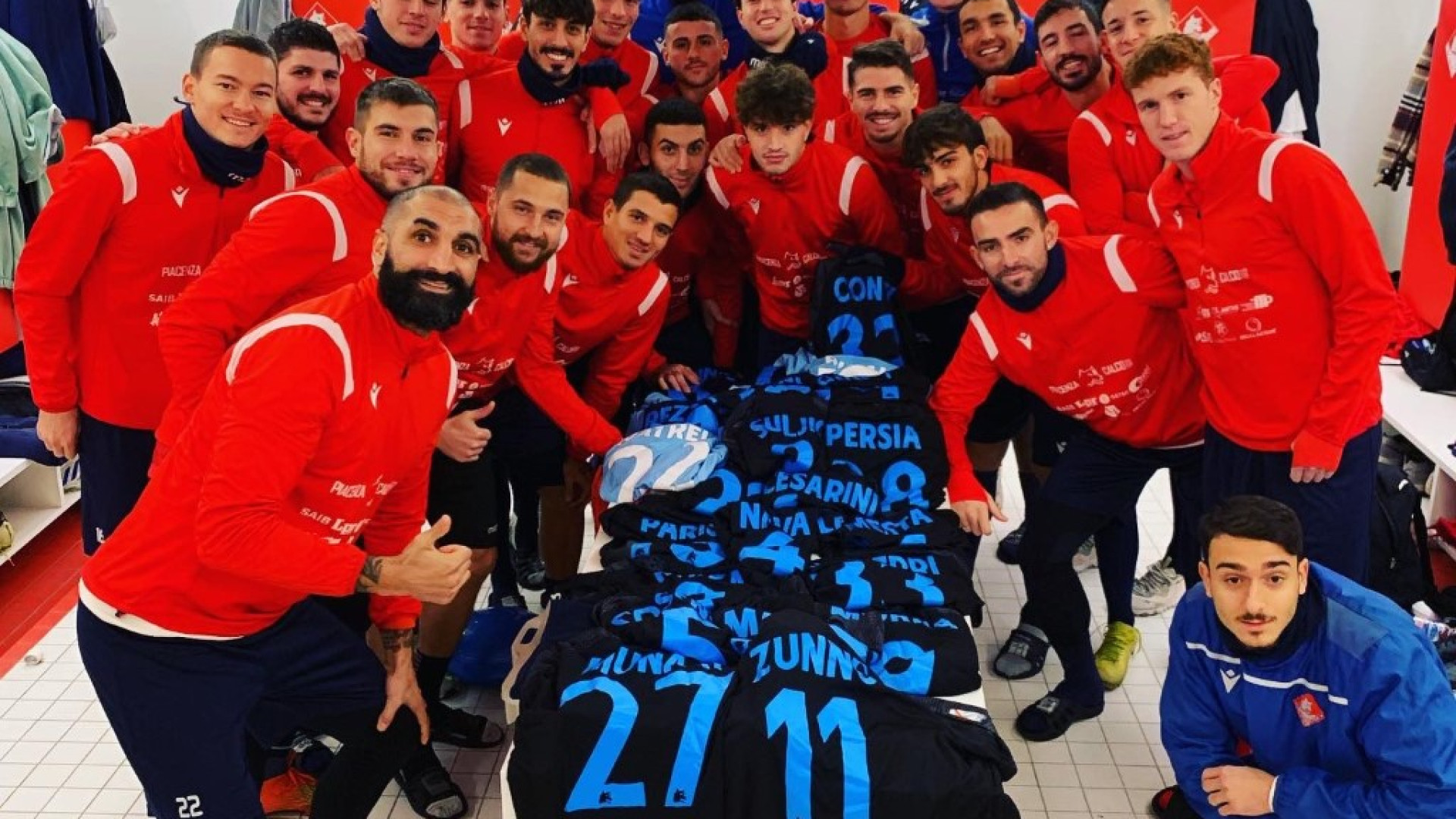 Le maglie dei giocatori del Piace all'asta per sostenere bambini in difficoltà