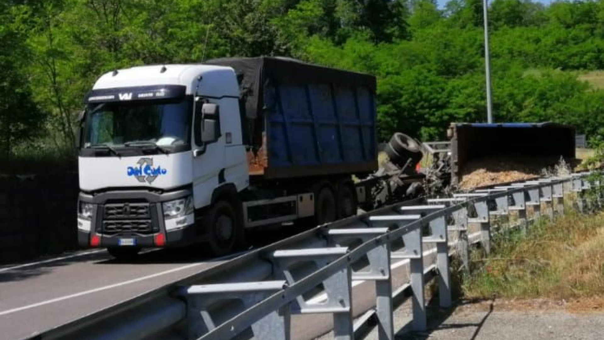 Perino, si ribalta un rimorchio che trasporta cippato. Nessun ferito