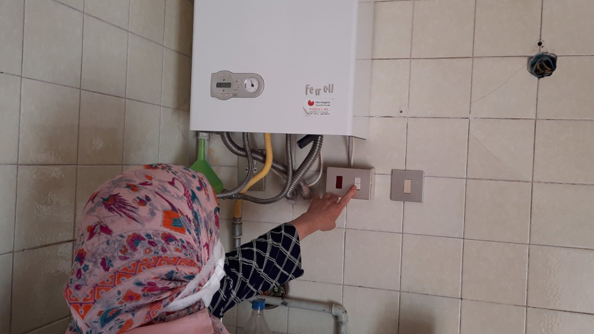 Case Acer, una famiglia: "Caldaia ferma da tre anni, scaldiamo l'acqua in pentola"