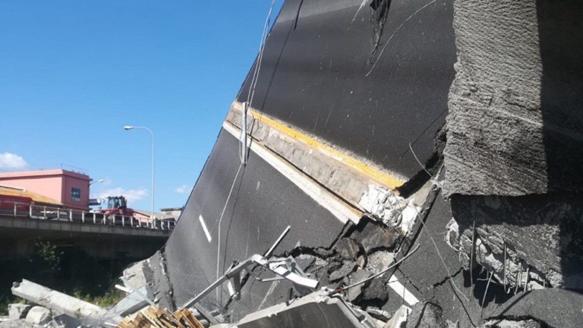 Pompieri piacentini nell'inferno di Genova: "Turni da 72 ore, non possiamo fermarci"