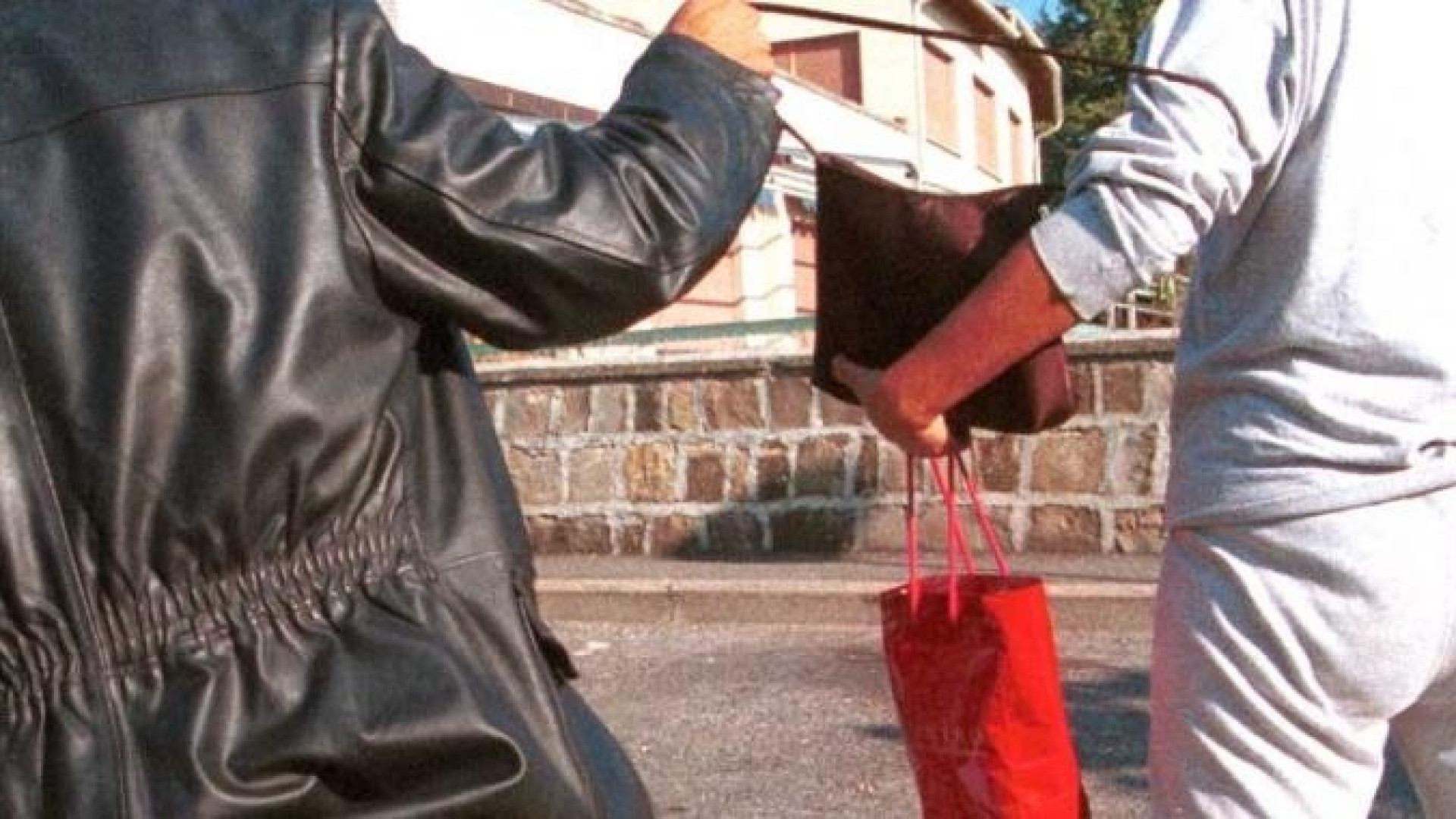 Appoggia la borsetta a terra, ladra fulminea la ruba: presa dalla Polizia