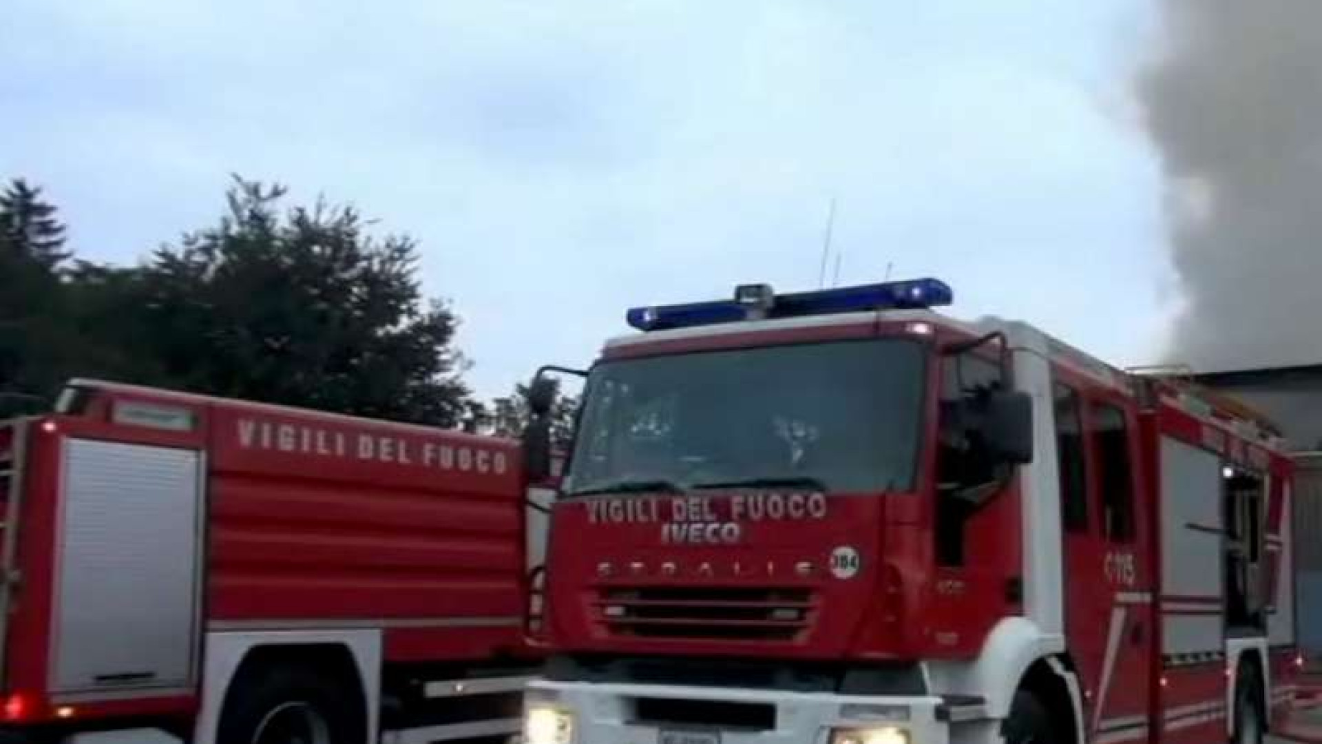 Fumo dal camion fermo al semaforo: intervengono i vigili del fuoco