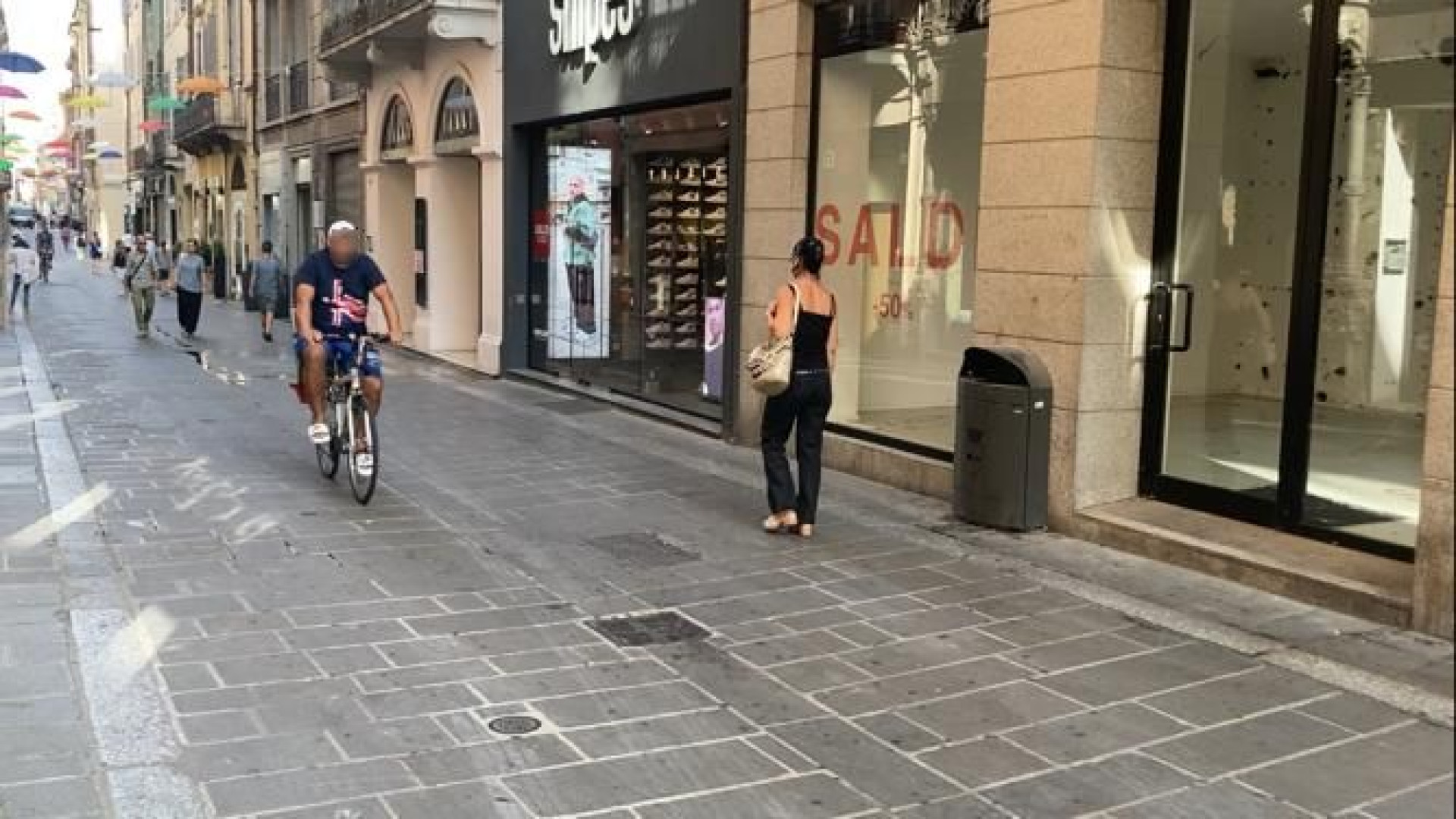 Spaccio, truffe e furti fermati grazie ai negozianti: "La chat è utile". FdI invoca i militari