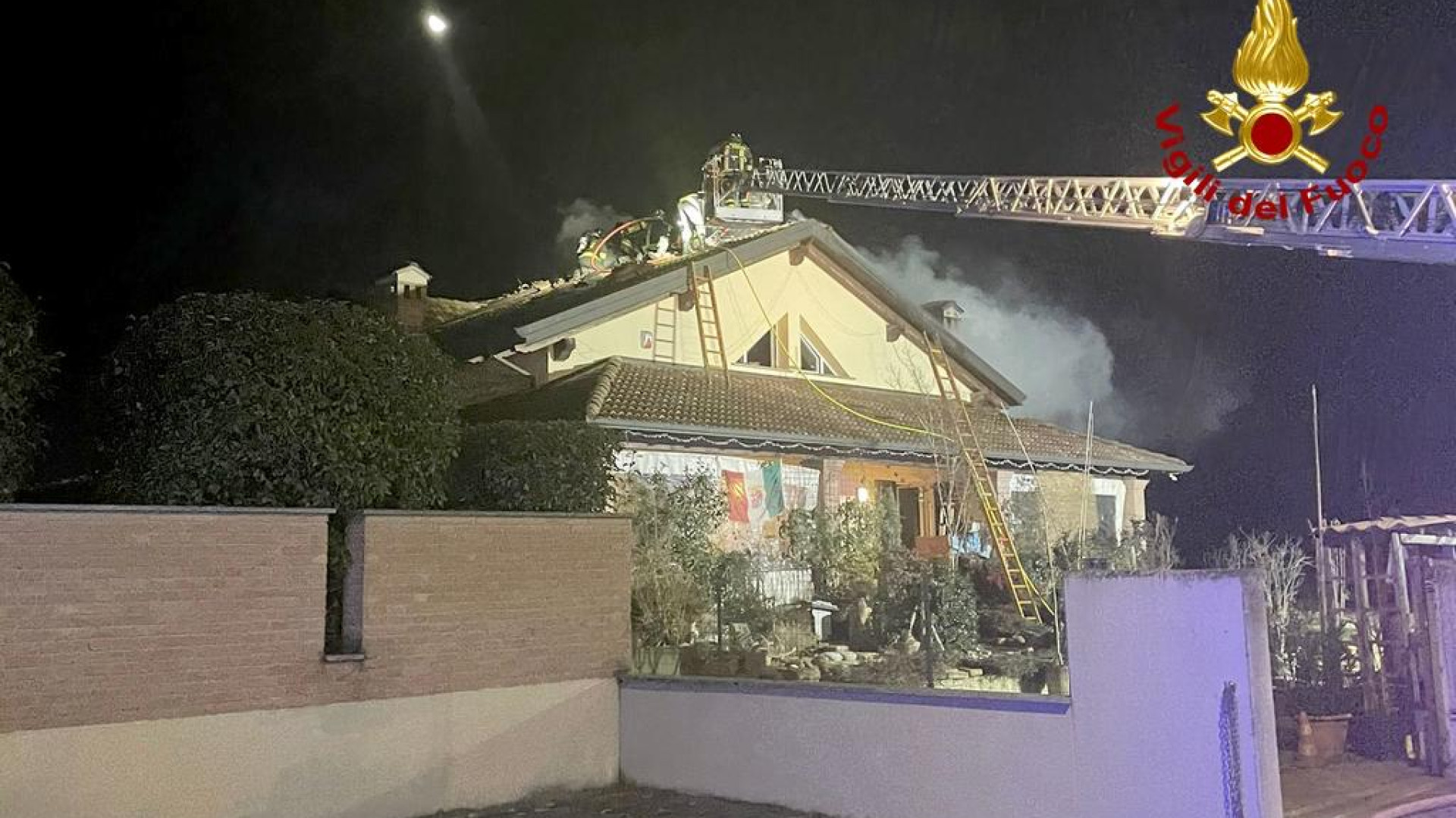 Tetto di una casa in fiamme a San Bonico, per tutta la notte vigili del fuoco all'opera