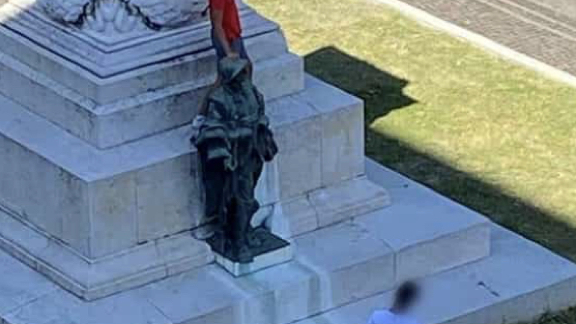 Fiorenzuola, ragazzini cavalcano il Milite ignoto. Il sindaco sporge denuncia