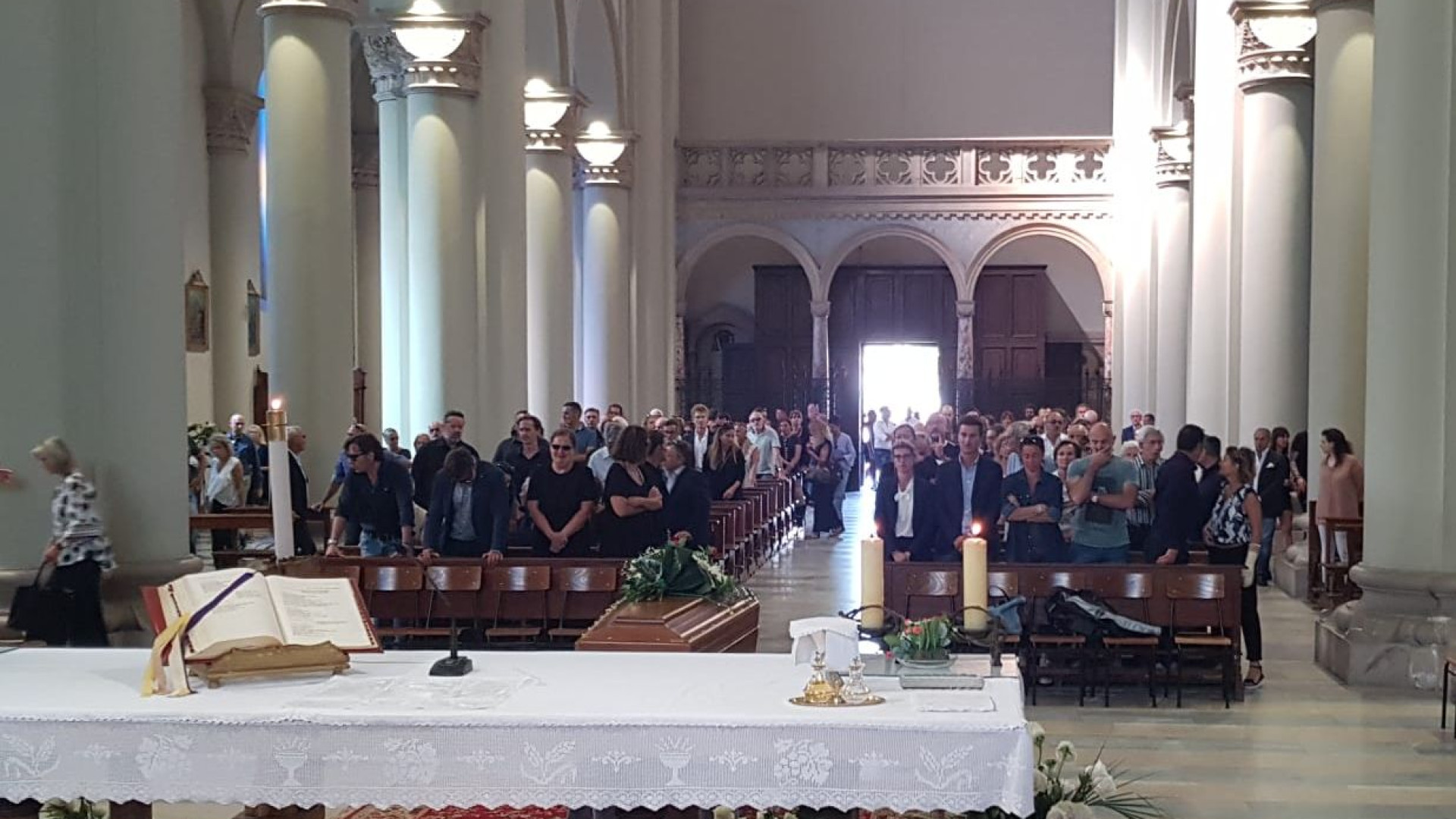 Folla al Corpus Domini per l'ultimo saluto a Fabrizio Brizzolesi
