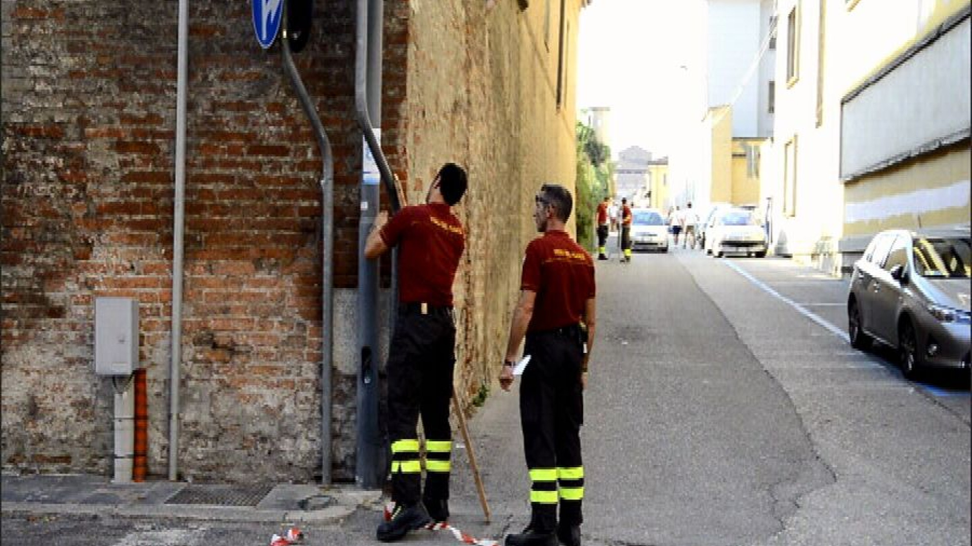 Via Trebbiola, cadono calcinacci e tegole. Intervengono i vigili del fuoco