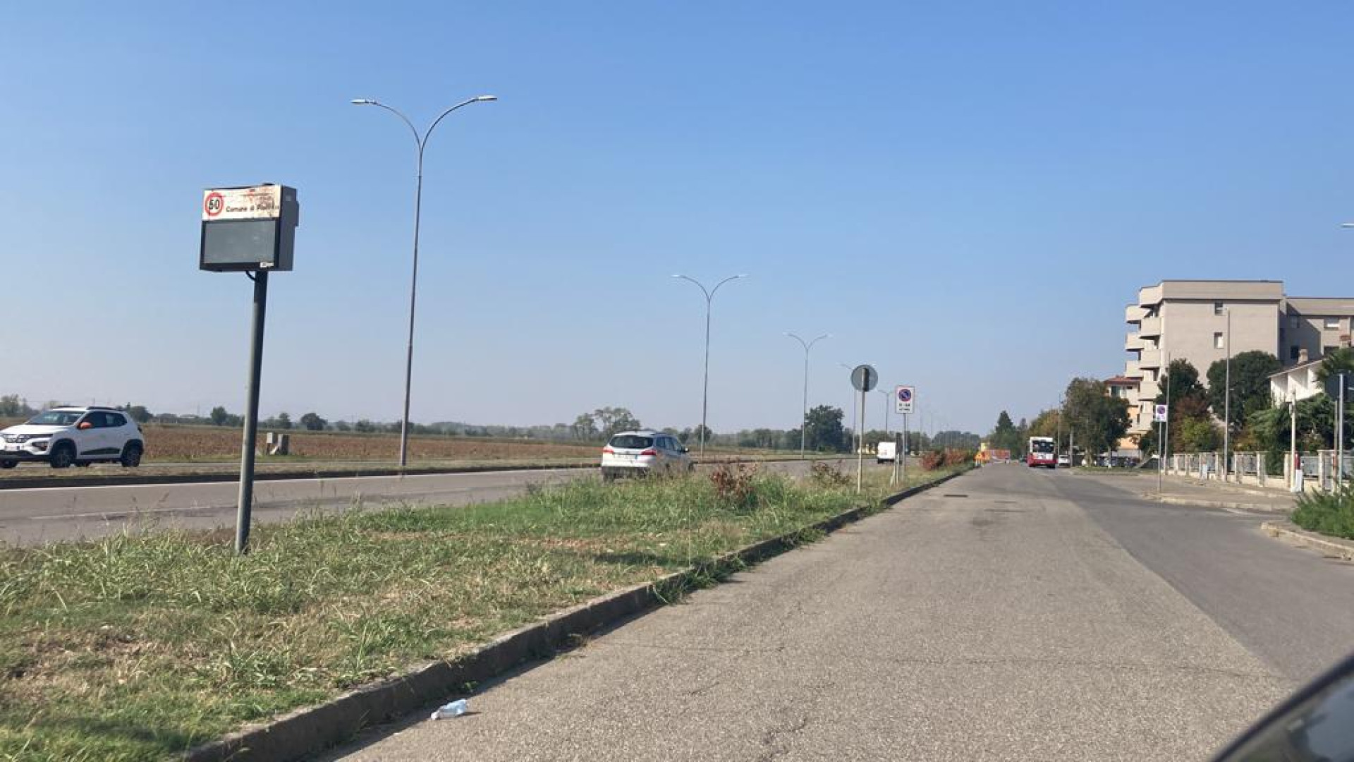 In via Einaudi il cantiere per ciclabile, ma alcuni residenti contrari. "Presto assemblea"