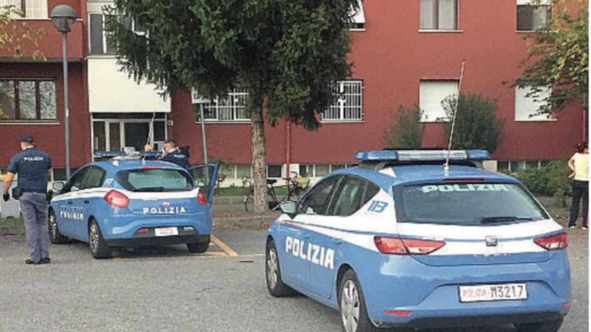 Tornano a casa e trovano un ladro che li aggredisce: la polizia arresta un uomo