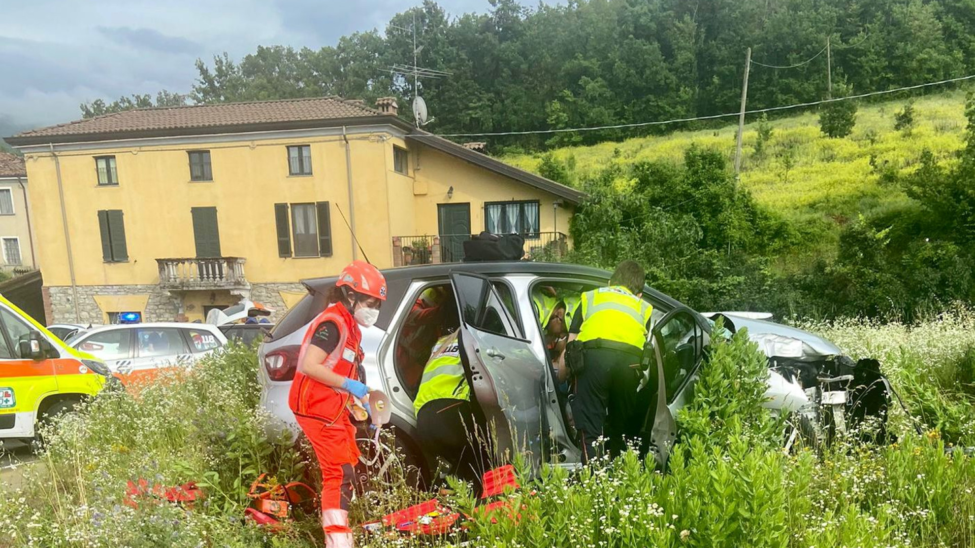 Auto esce di strada sulla Statale 45, conducente trasportato in ospedale