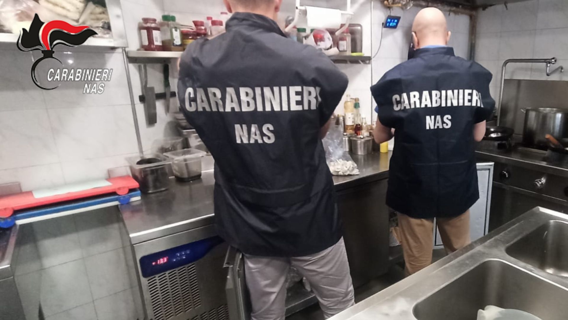 Alimenti scaduti e sporcizia: Nas e Ausl sospendono l'attività di un bar in città