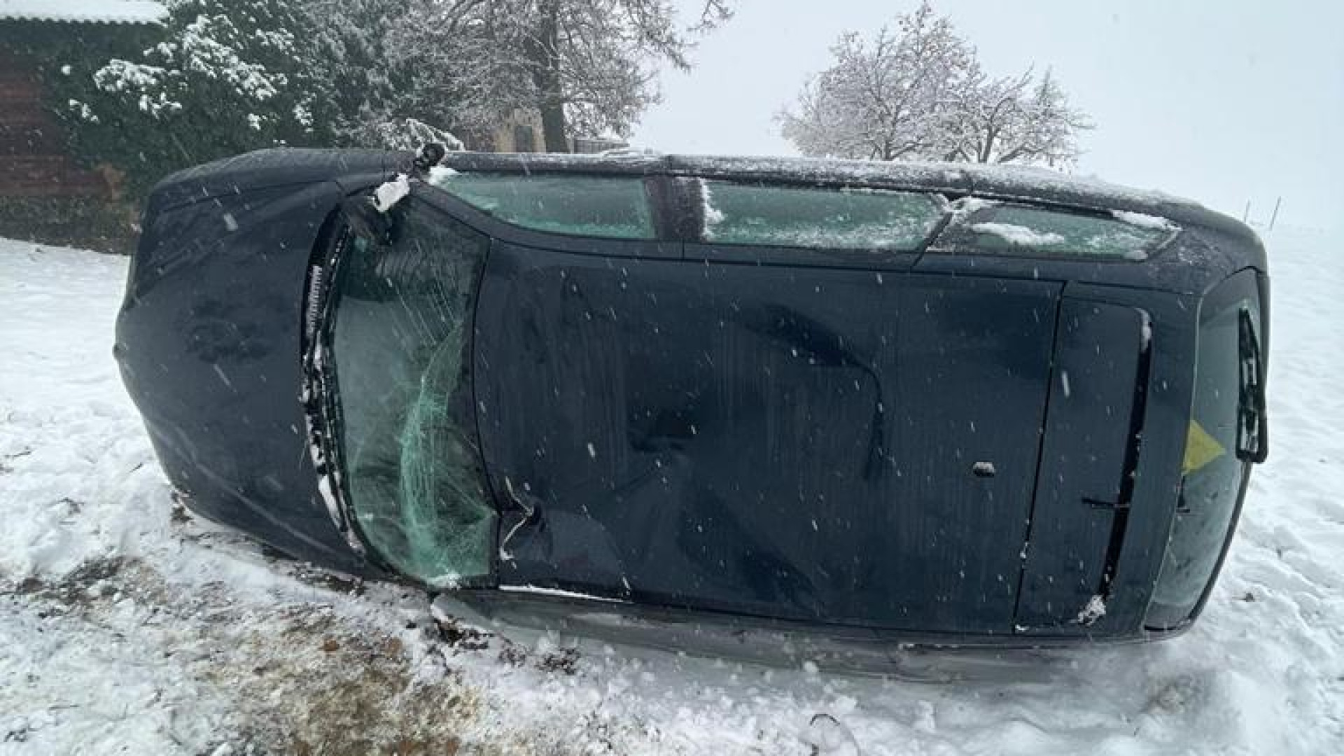 Finisce fuori strada e si ribalta con l'auto, donna incastrata nell'abitacolo