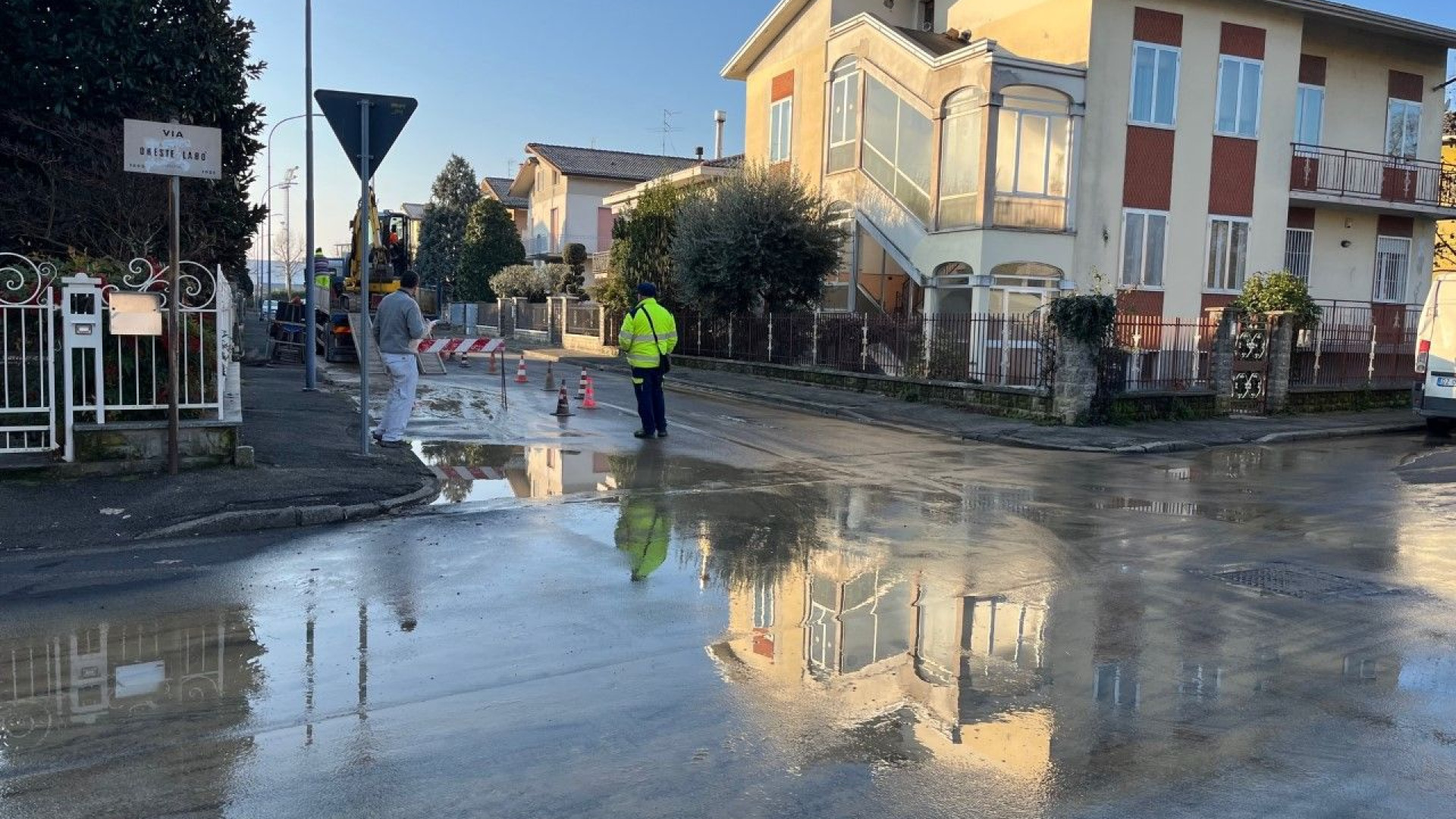 Salta la tubatura, vie Labò e Perreau allagate. Residenti senz'acqua per tre ore