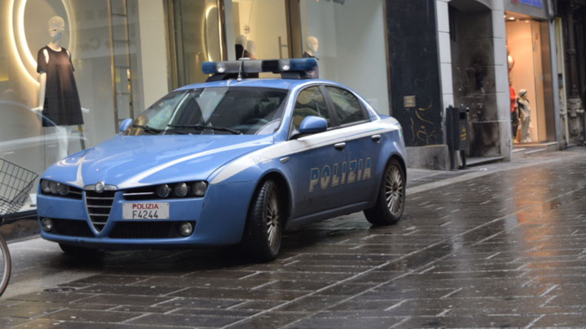 Rubano giubbotti da un negozio, fermati dalla polizia due giovani albanesi