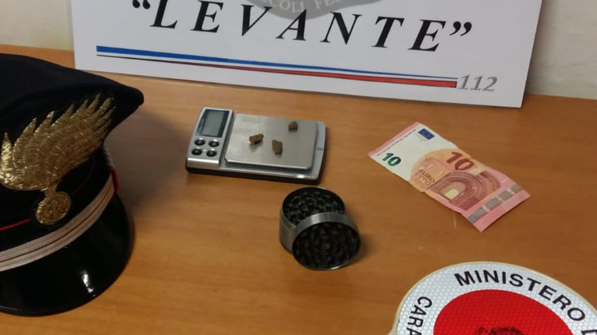 Aveva l'obbligo di firma ma spacciava ai giardini: egiziano in manette
