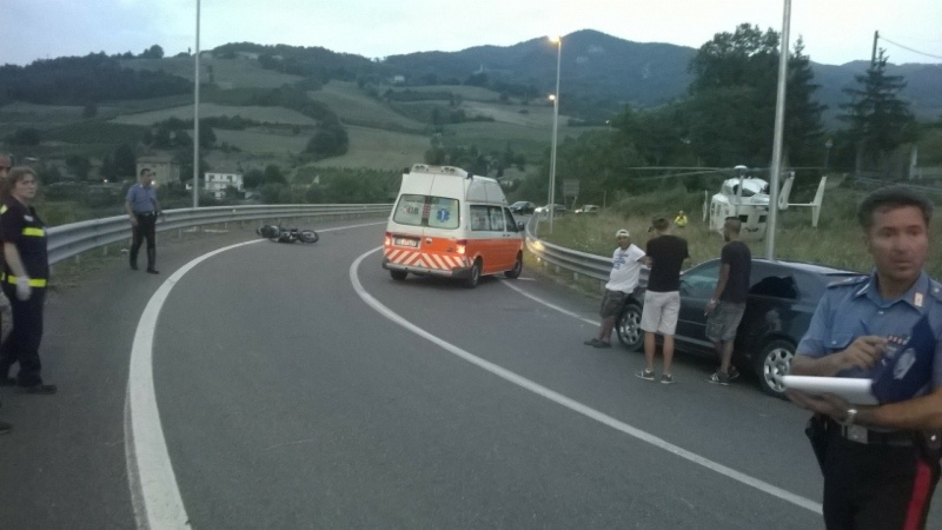 Centra la rotonda di Quaraglio, centauro in gravi condizioni