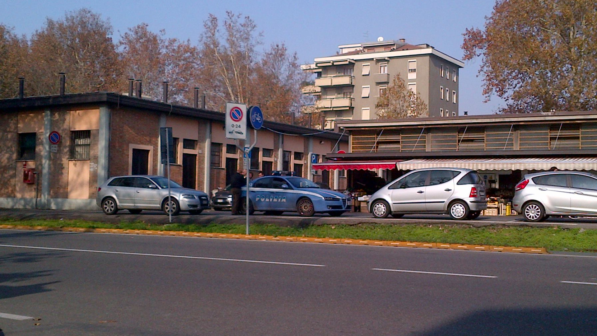 Via Alberici, pagano la spesa con 20 euro falsi. Indaga la polizia