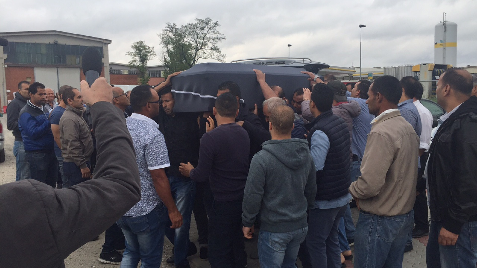 Commozione per l'ultimo saluto a Abd Elsalam. Nuovo vertice in Prefettura