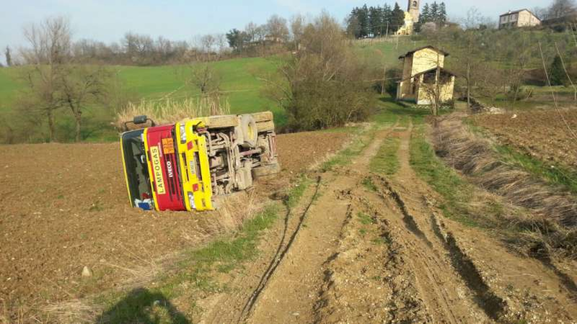 Autocisterna di gas si ribalta a Verdeto. Spavento ma nessun pericolo