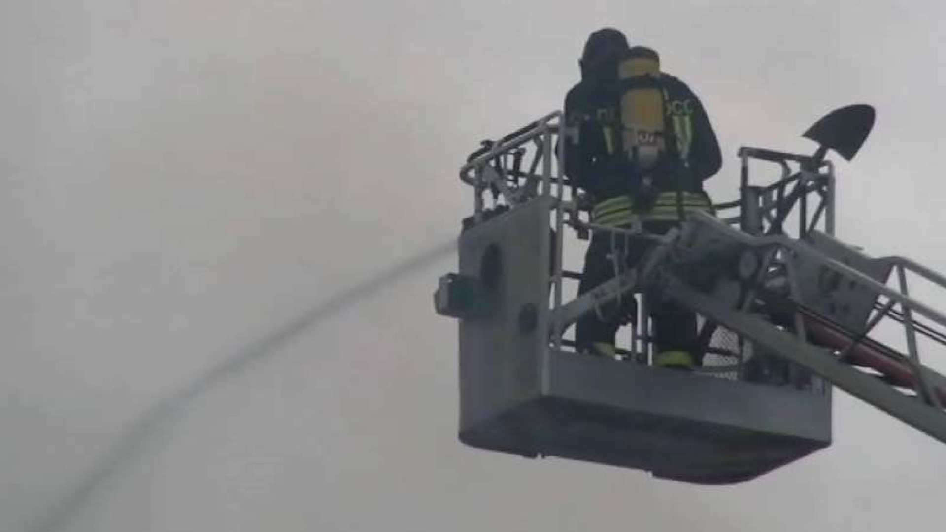 Tetto distrutto a Pertuso di Ferriere, intervengono i vigili del fuoco
