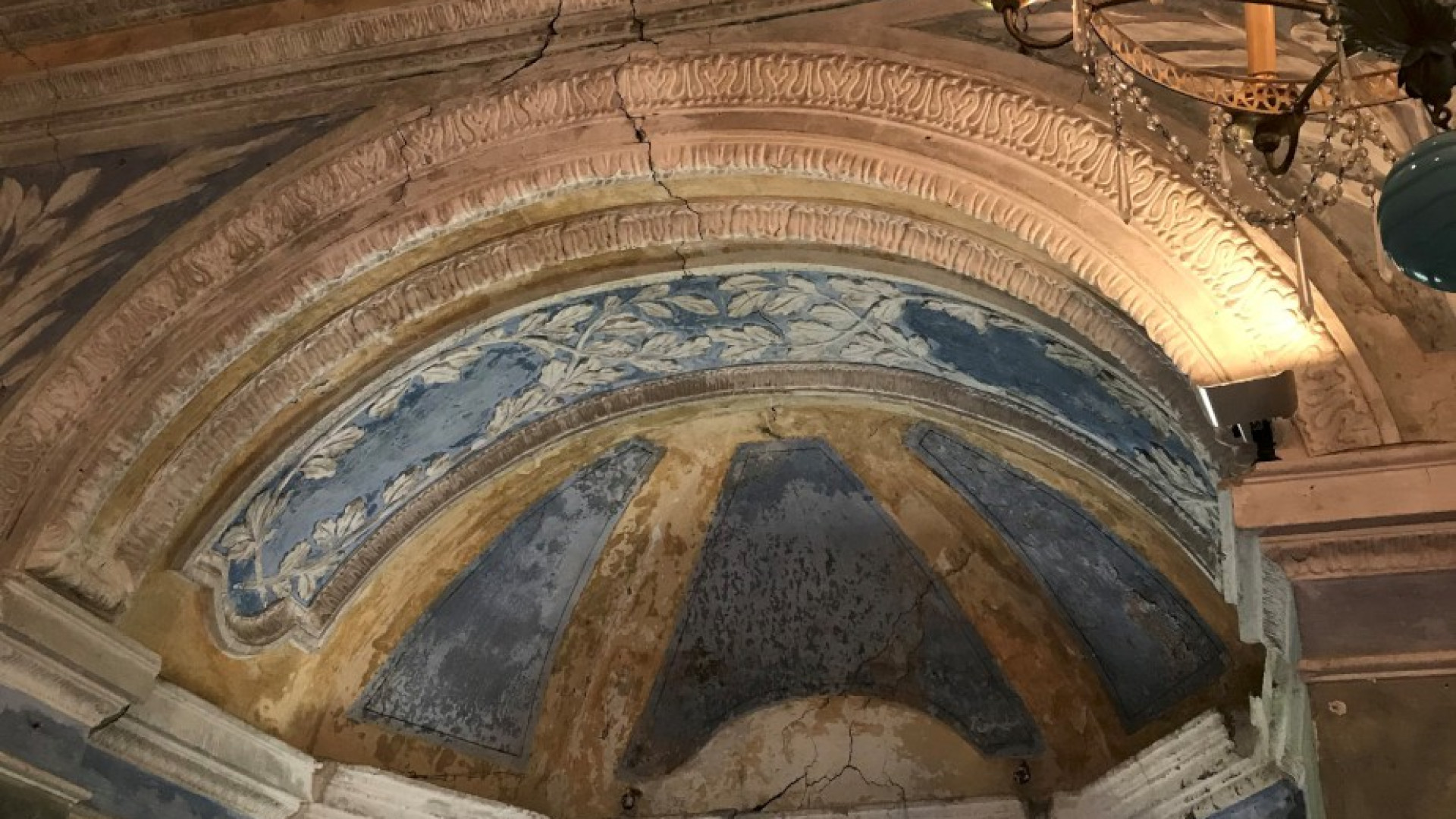 La scelta delle "ciappe" frena il cantiere per salvare la chiesa di Peli. Un sopralluogo