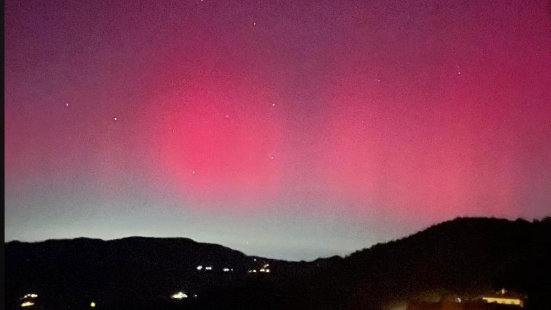 Spettacolo nella notte piacentina, l'aurora boreale dipinge la volta celeste