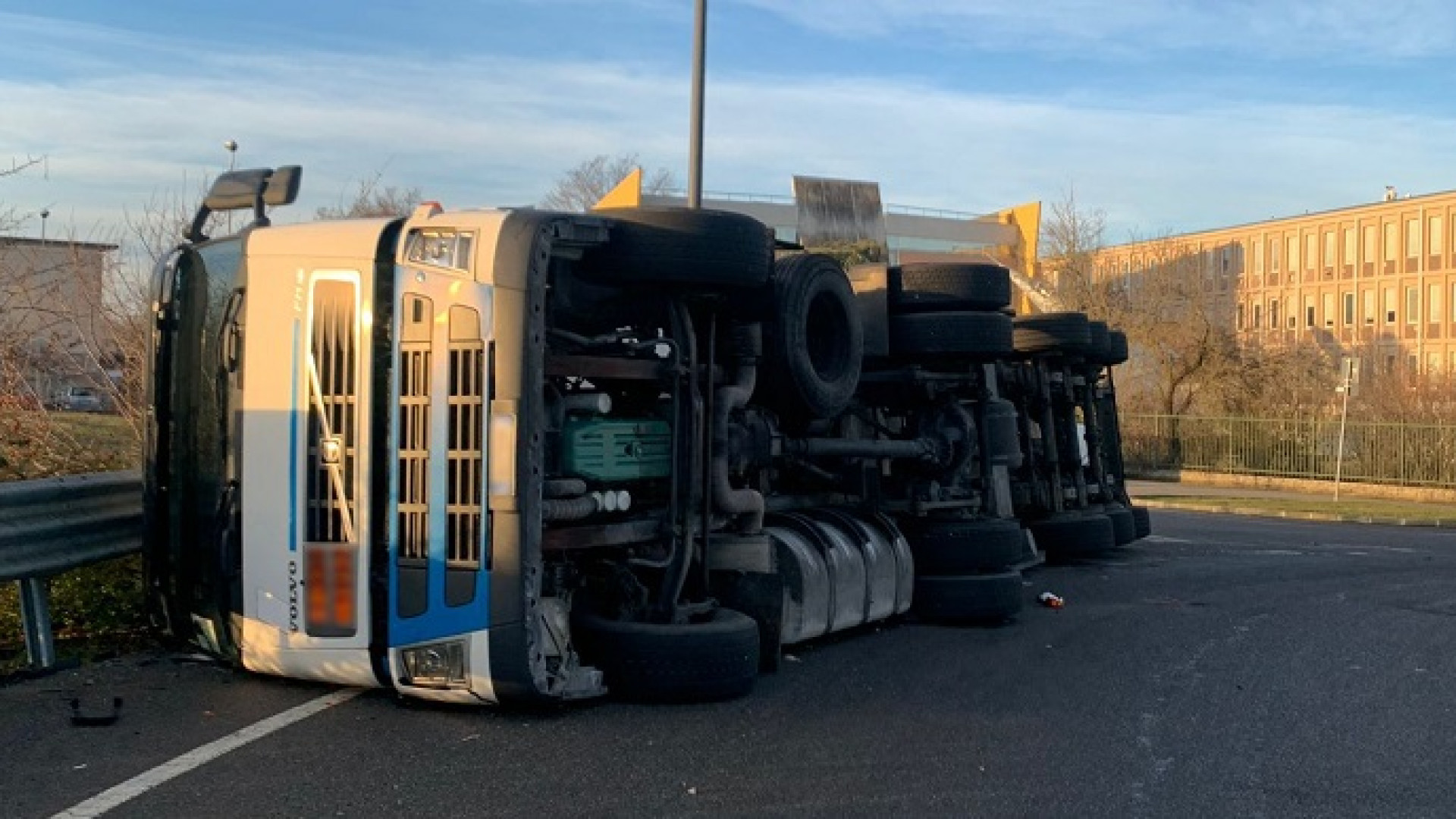 Si ribalta camion cisterna, conducente illeso. Strada dell'Anselma chiusa