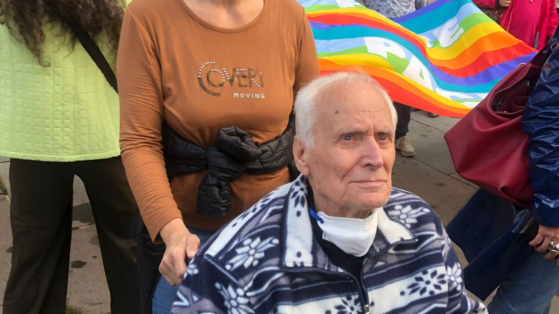 "Ho 96 anni, qui per la pace". Il partigiano Abele con 300 persone in corteo a Piacenza