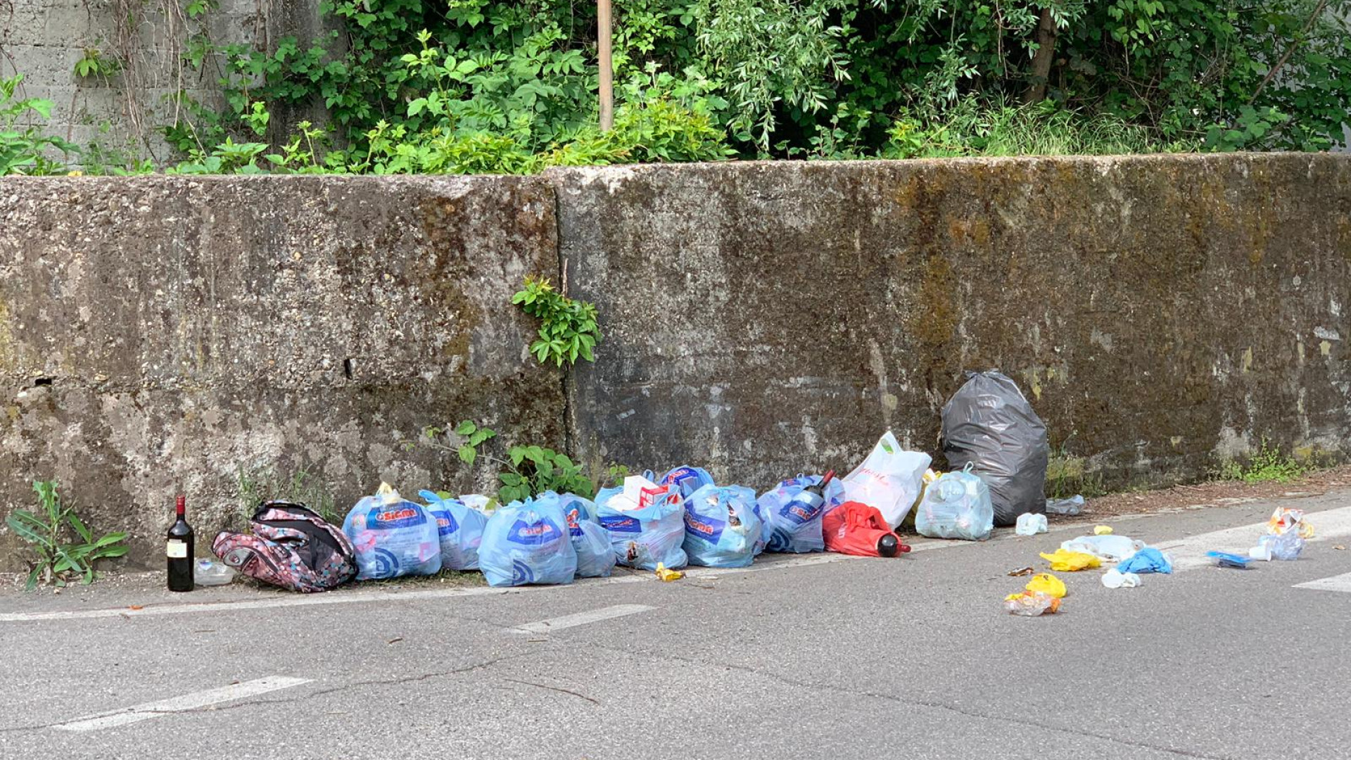 Inciviltà senza fine: sacchetti pieni di rifiuti abbandonati in strada