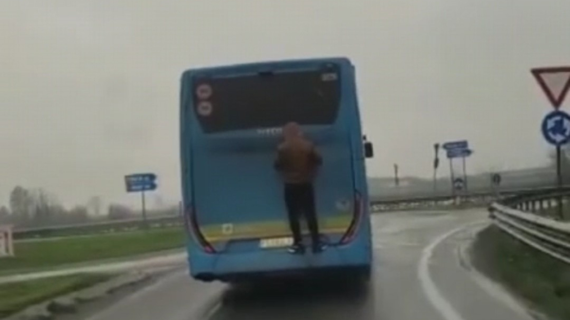 Follia sull'autobus: uomo viaggia aggrappato alla carrozzeria. VIDEO