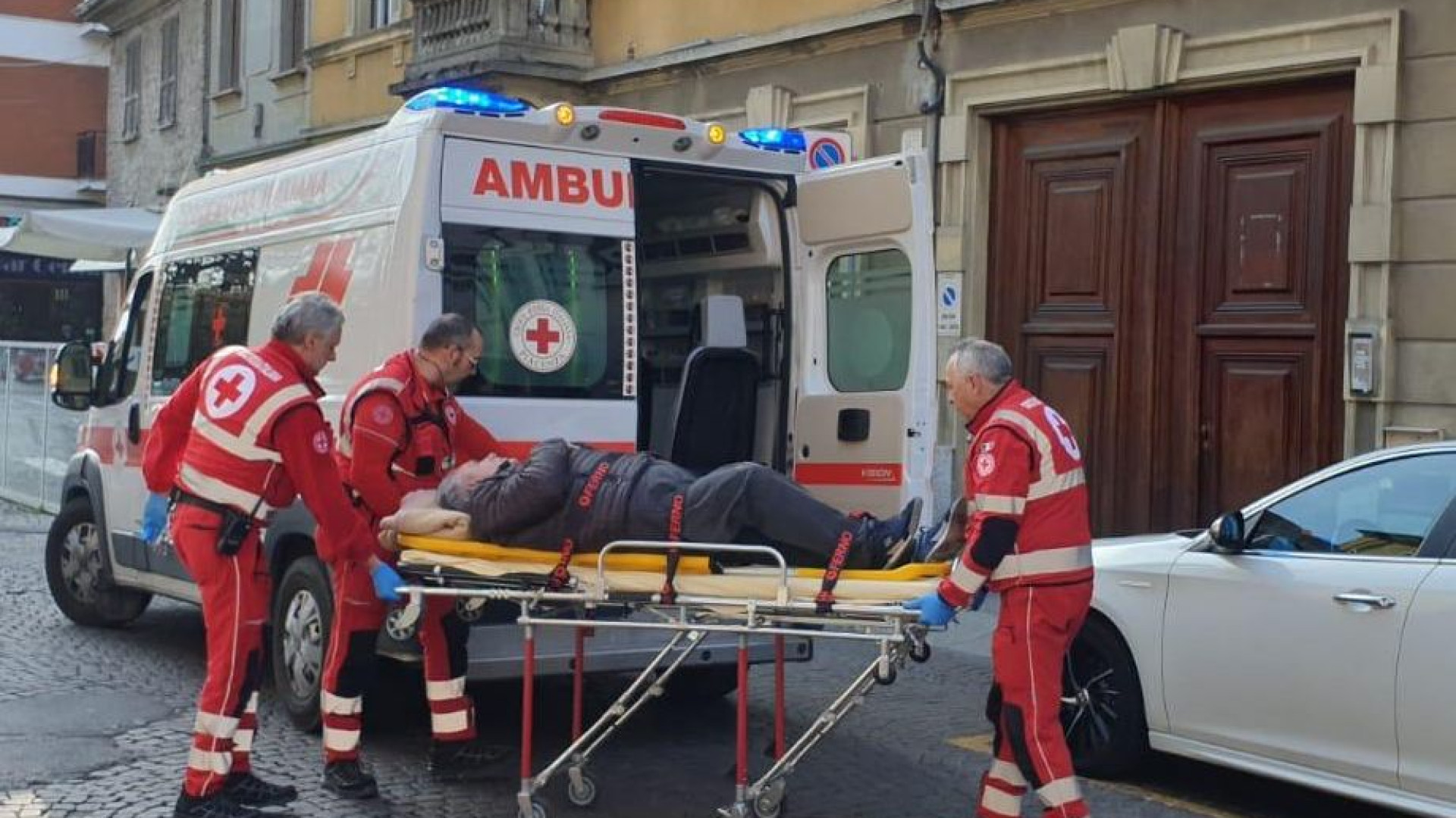Anziano travolto da un'auto in via Taverna mentre attraversa la strada
