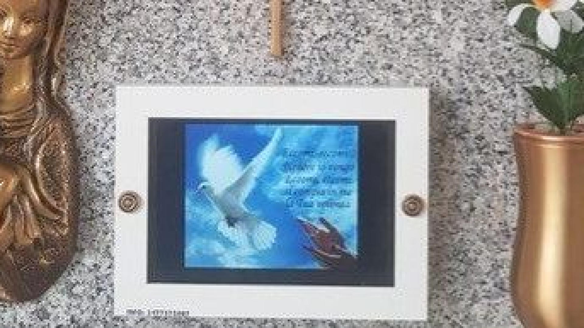 San Giorgio, lapide digitale per la moglie. "Dimenticare è la paura più grande"
