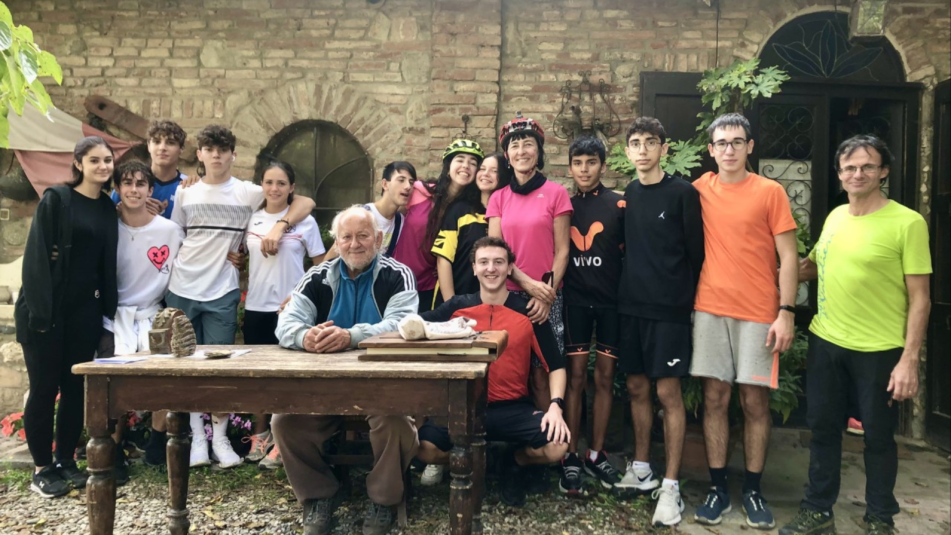 Calendasco, studenti del Respighi raggiungono in bici il guado e lo attraversano
